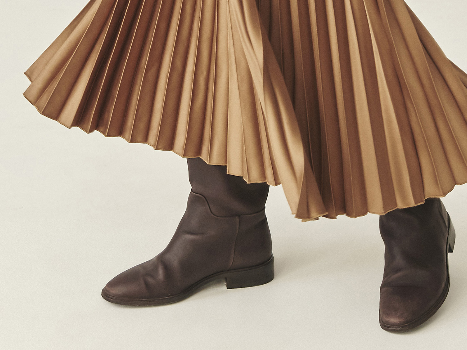 Zbliżenie na plisowaną spódnicę