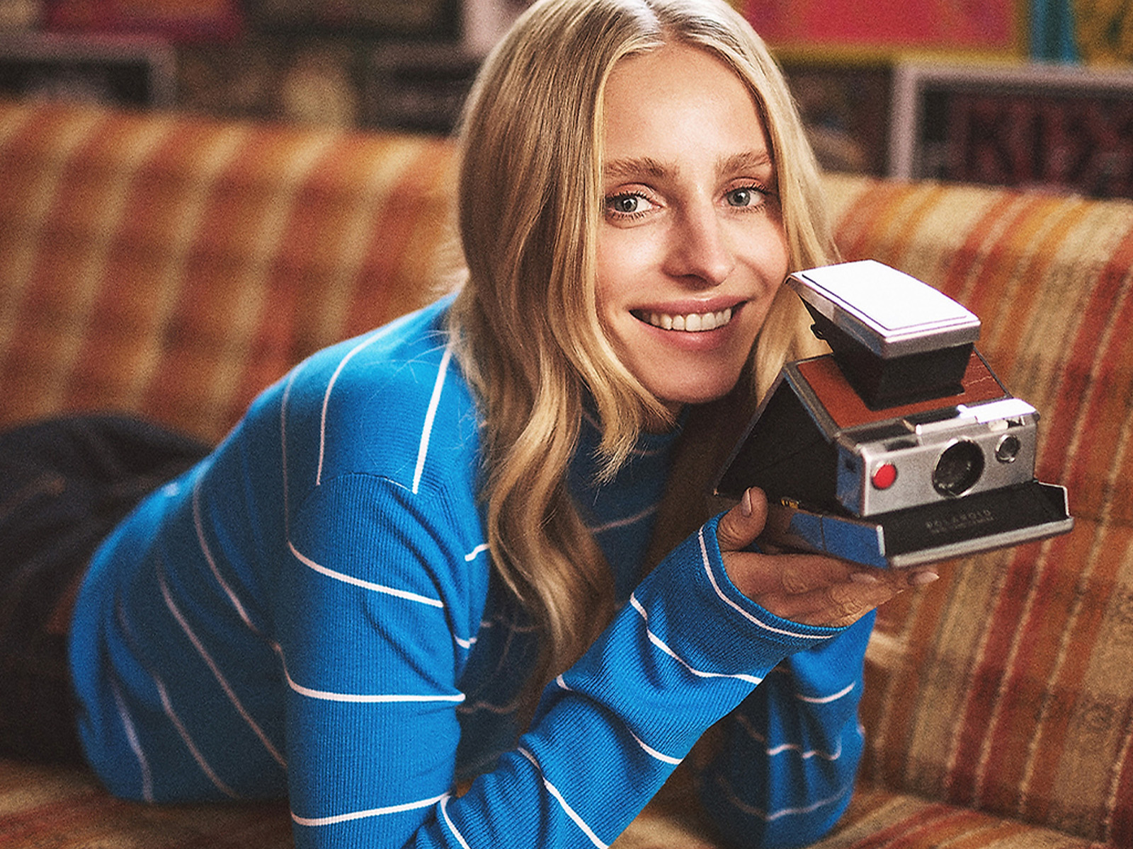 Kobieta w niebieskiej bluzce w białe paski