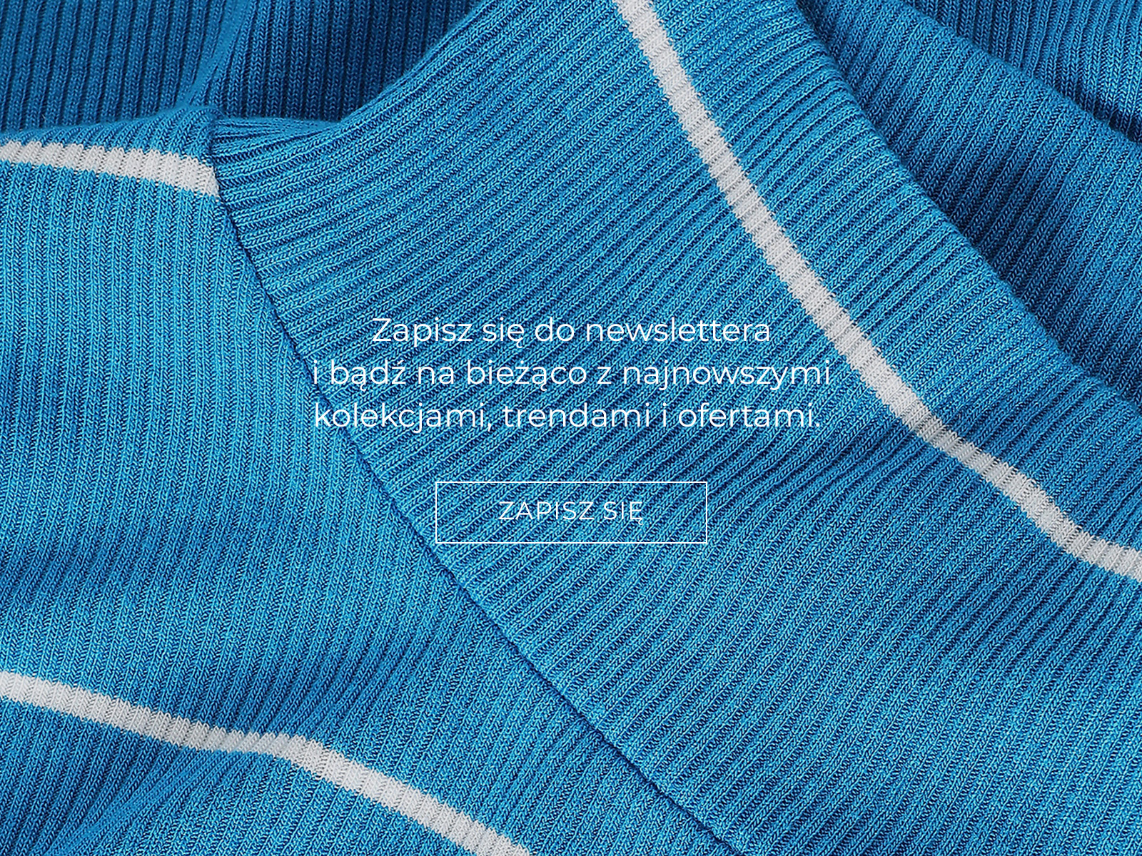 Zbliżenie na detal niebieskiego swetra w białe paski i napis z zapisem do newslettera
