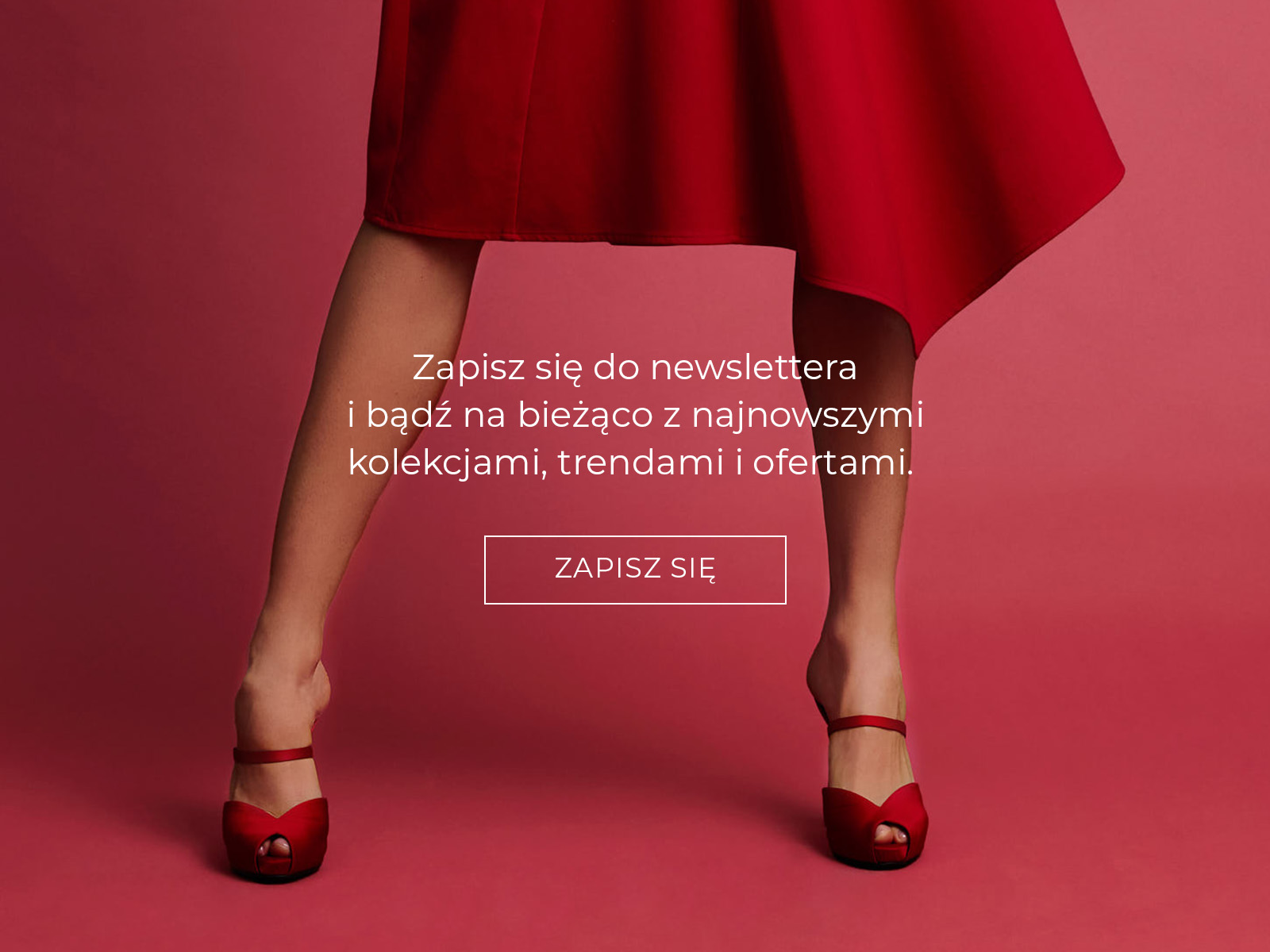 Zbliżenie na sylwetkę kobiety w czerwonych sandałach na obcasie i asymetrycznej spódnicy, na tle w intensywnym odcieniu różu, z tekstem zachęcającym do zapisu na newsletter.