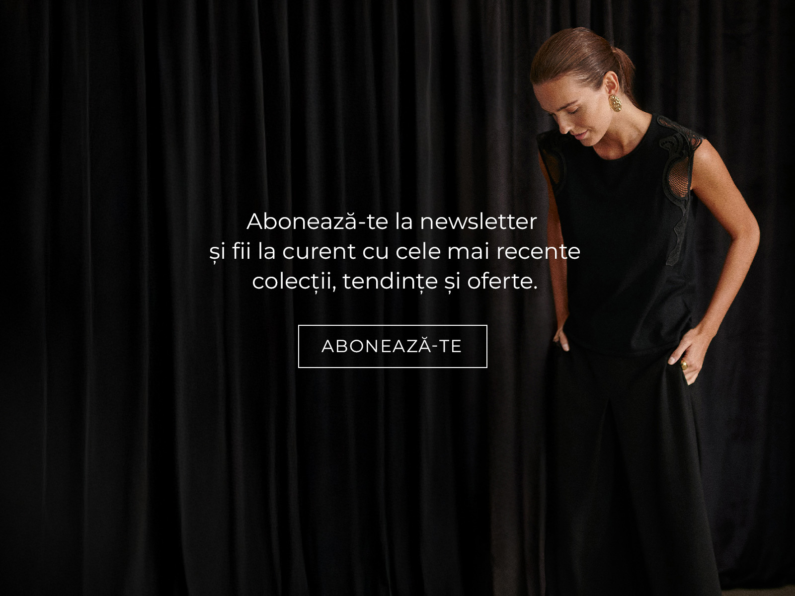 o femeie într-o rochie lungă neagră și un semn cu un formular de abonare la newsletter