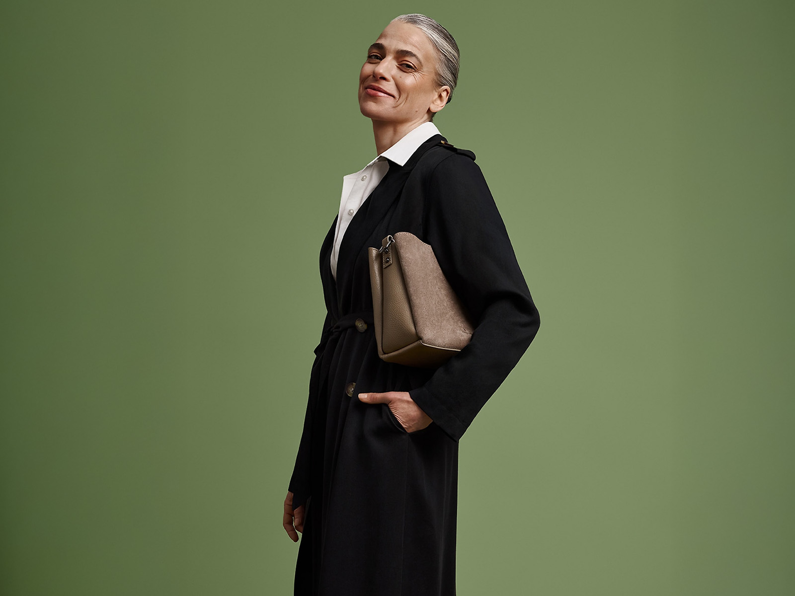 o femeie într-un trench negru elegant