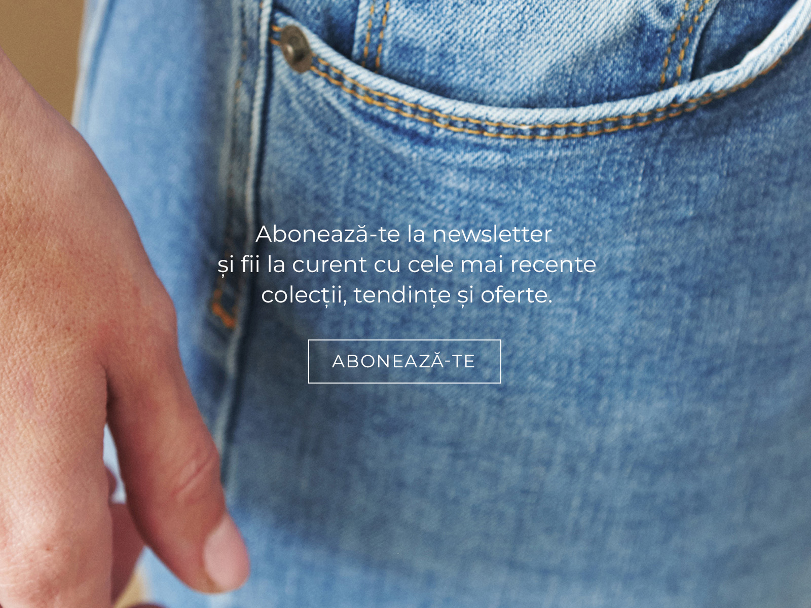 Banner cu text despre abonarea la newsletter pe fundal de blugi.