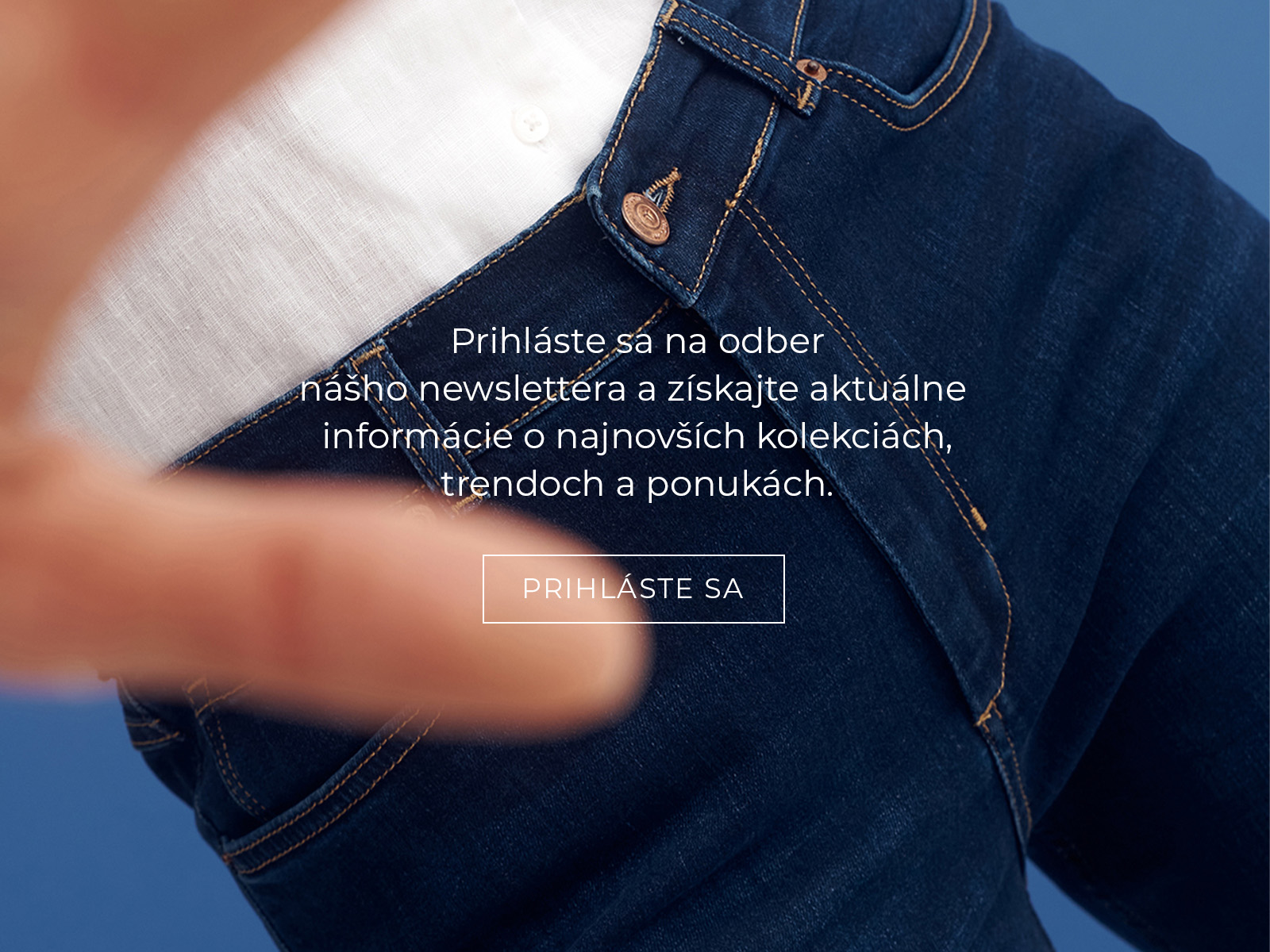 Detail pásu s tmavými džínsami a bielou košeľou, s textom vyzývajúcim na prihlásenie sa k odberu newslettera.