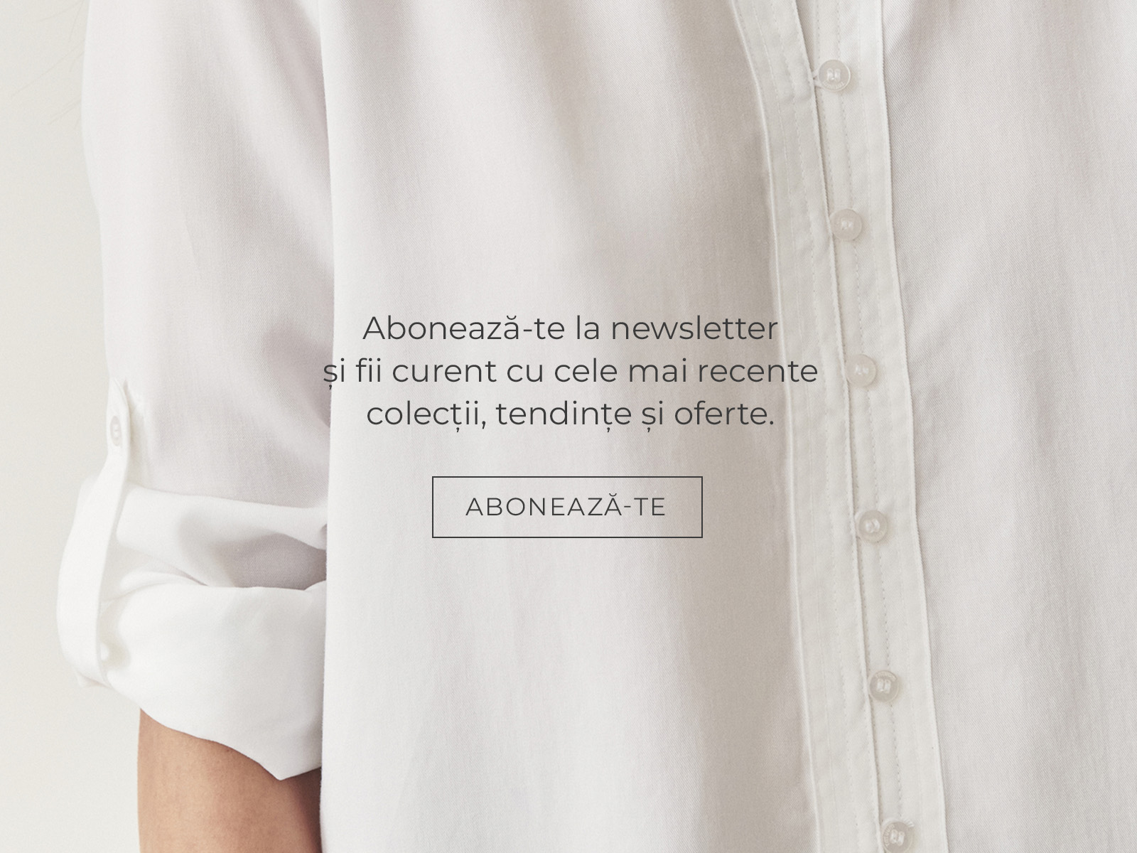 prim-plan al unei cămăși albe elegante cu un mesaj despre abonarea la newsletter