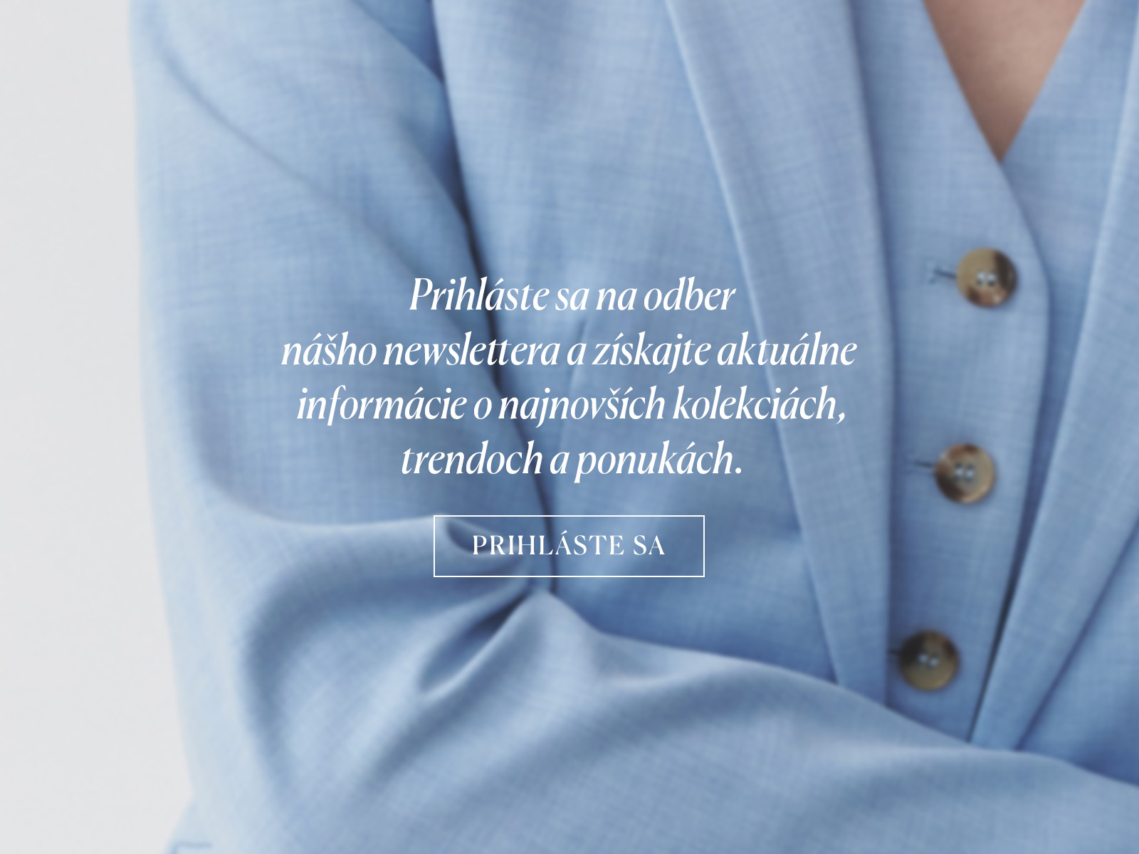Detail modrého dámskeho saka s textom výzvy na prihlásenie sa k odberu newslettera