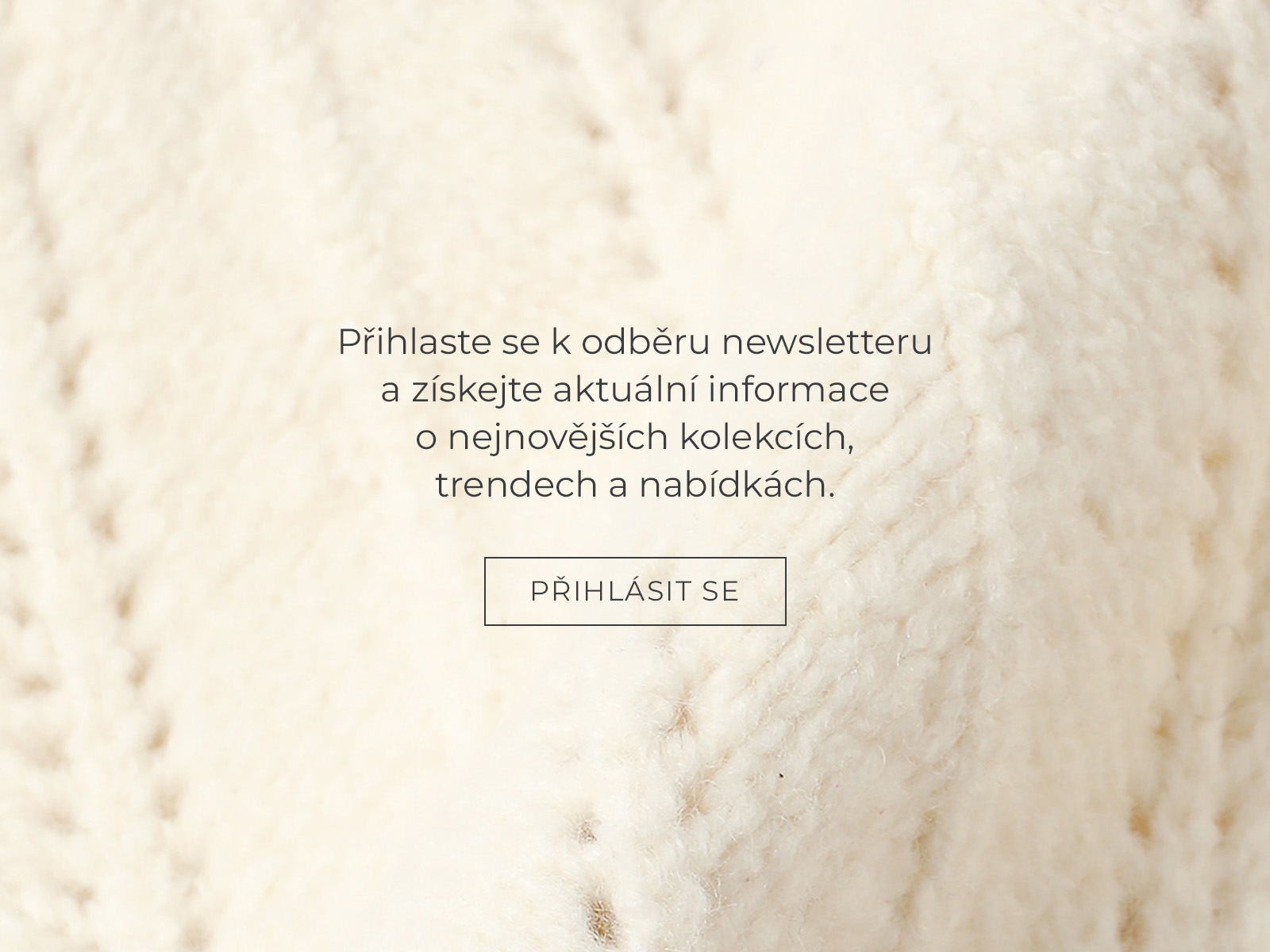 záběr na detaily zimní čepice a nápis s přihlášením k newsletteru