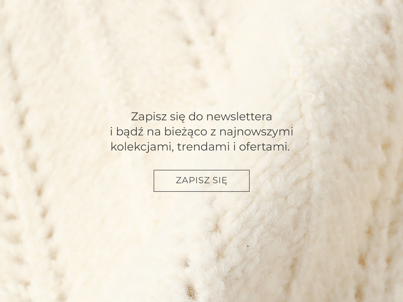 Zbliżenie na detal zimowej czapki i napis z zapisem do newslettera