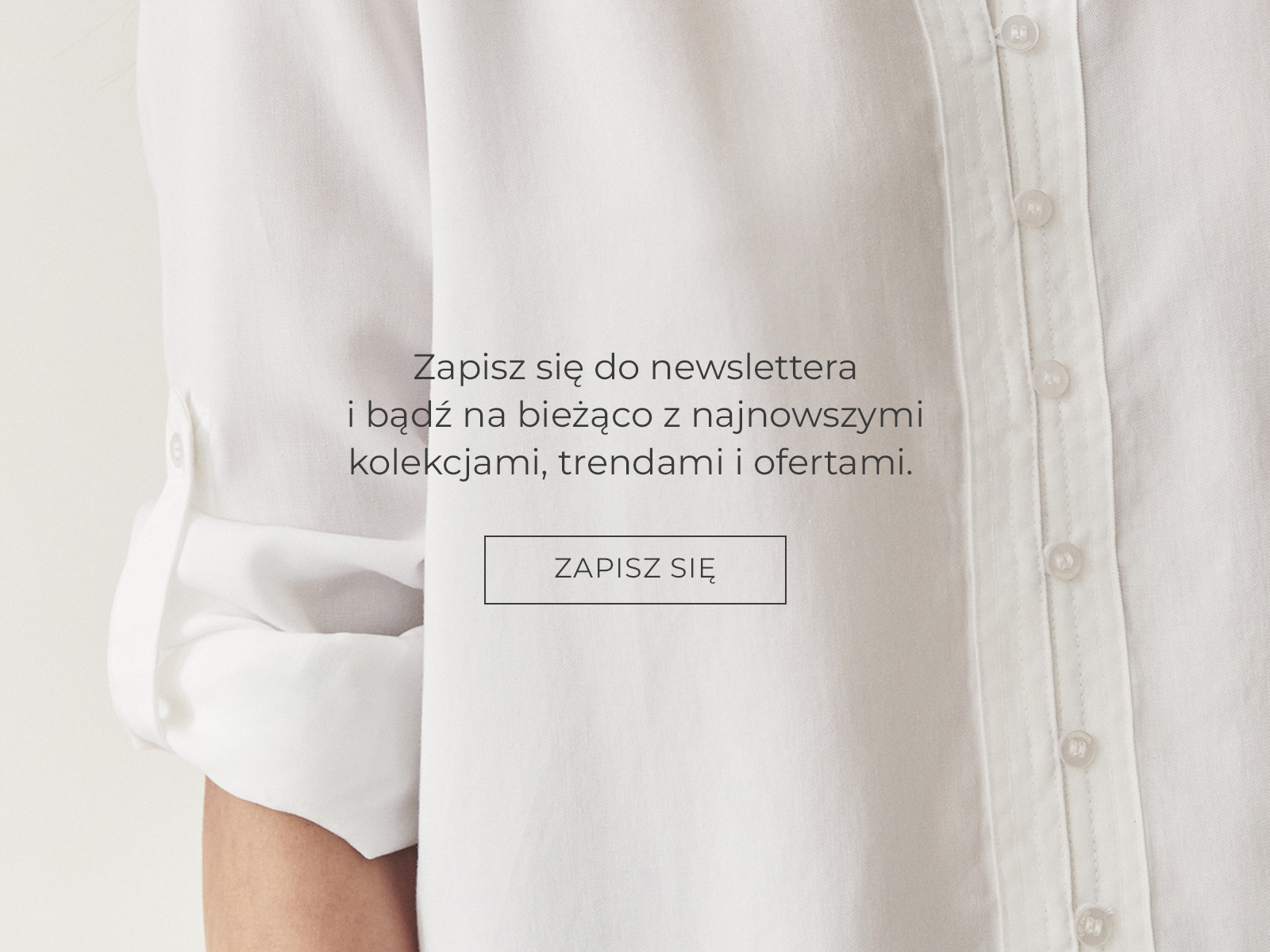 Zbliżenie na detal białej koszuli damskiej oraz napis z zapisem do newslettera