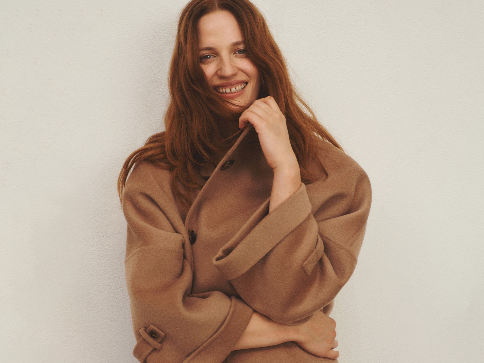 femeie zâmbitoare în haină