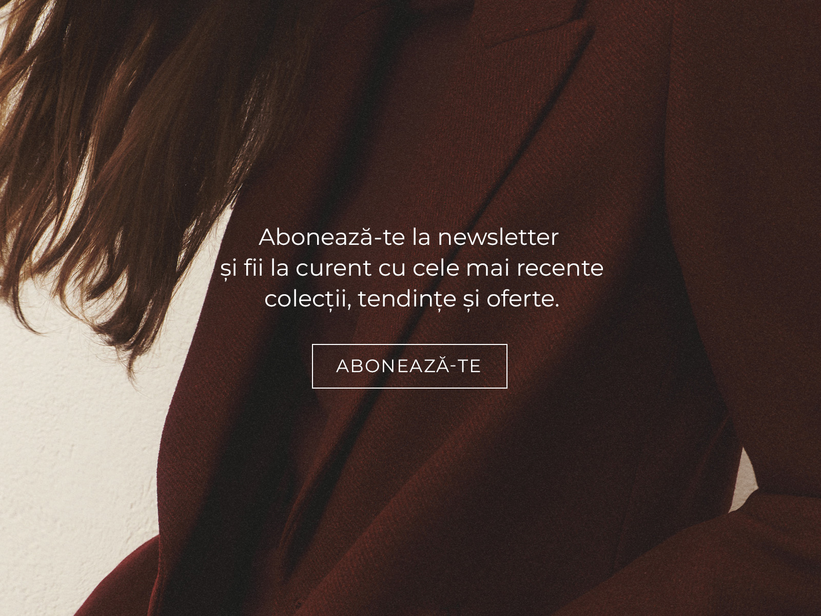 prim-plan pe haină și inscripția „abonați-vă la newsletter”