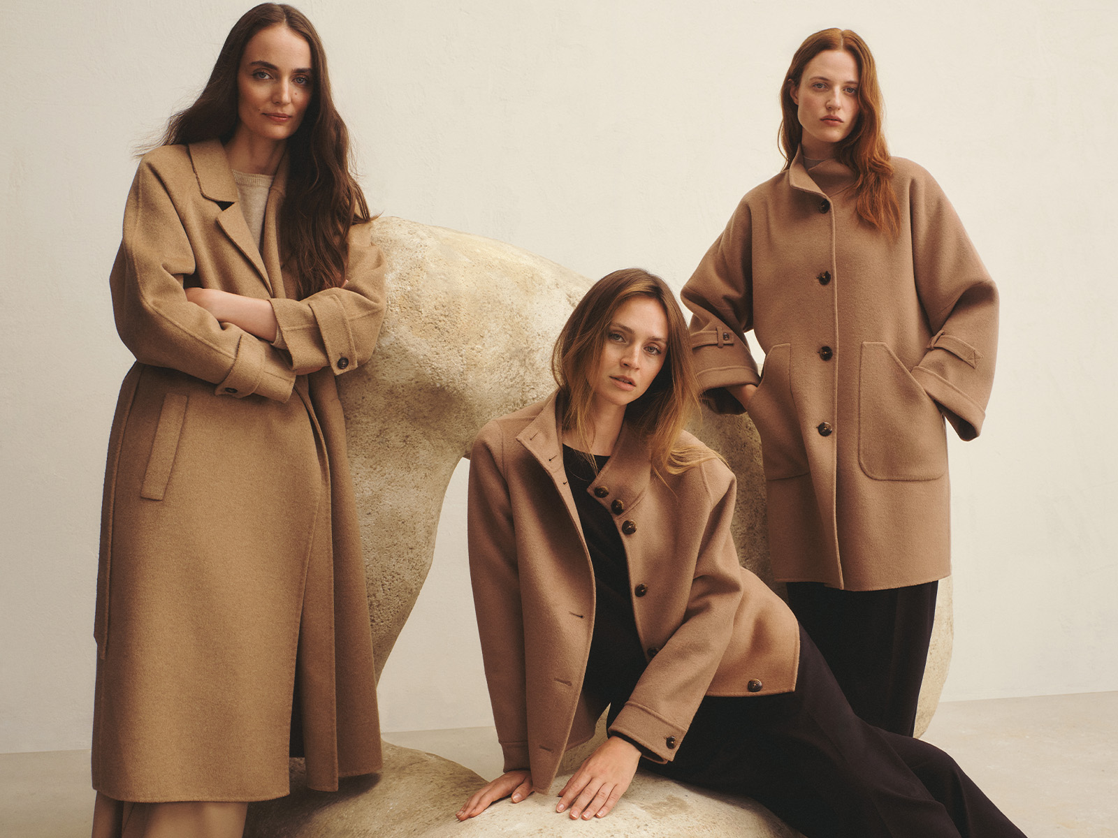 trei femei în paltoane