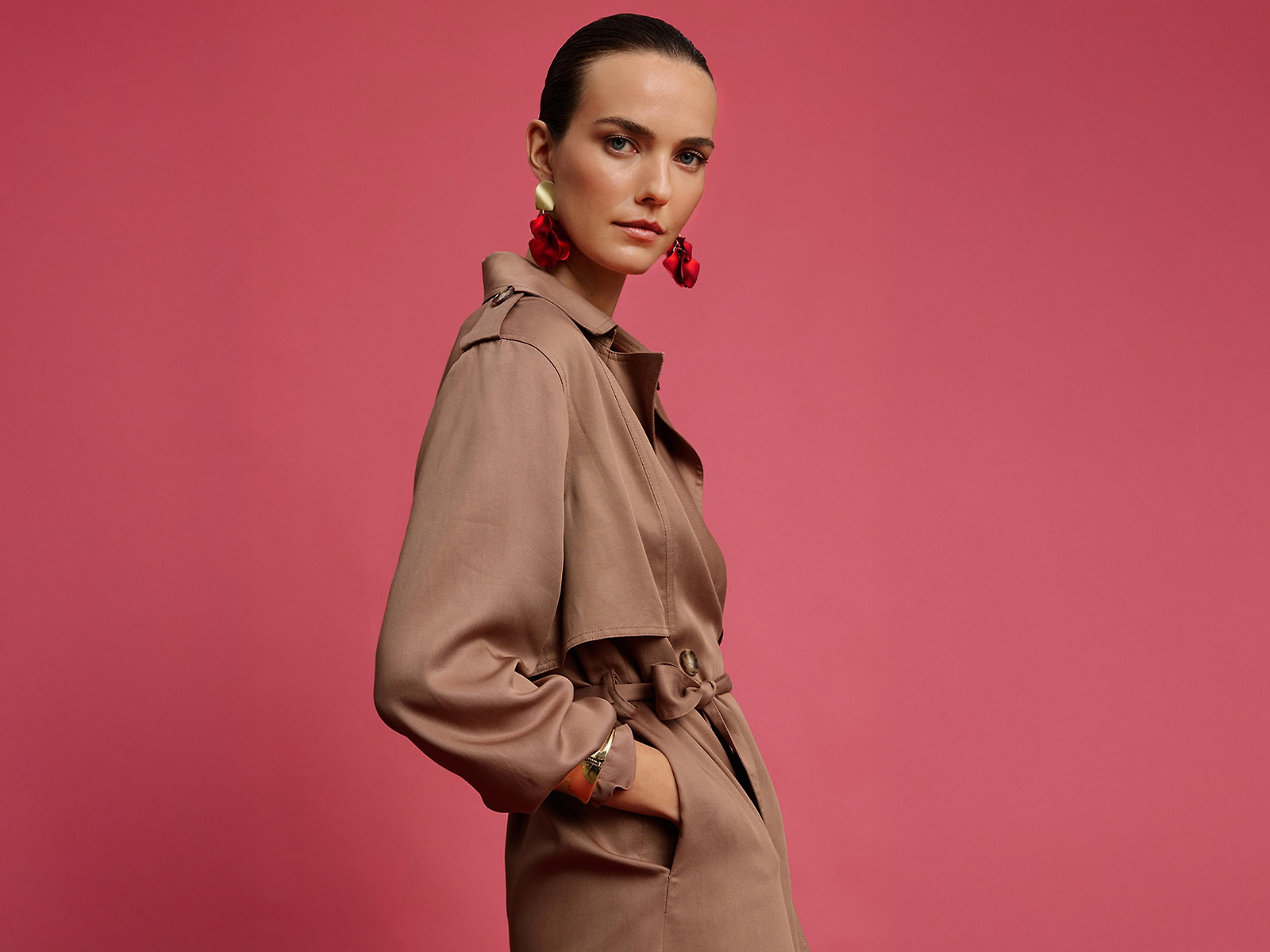 žena v béžovém elegantním trenčkotu