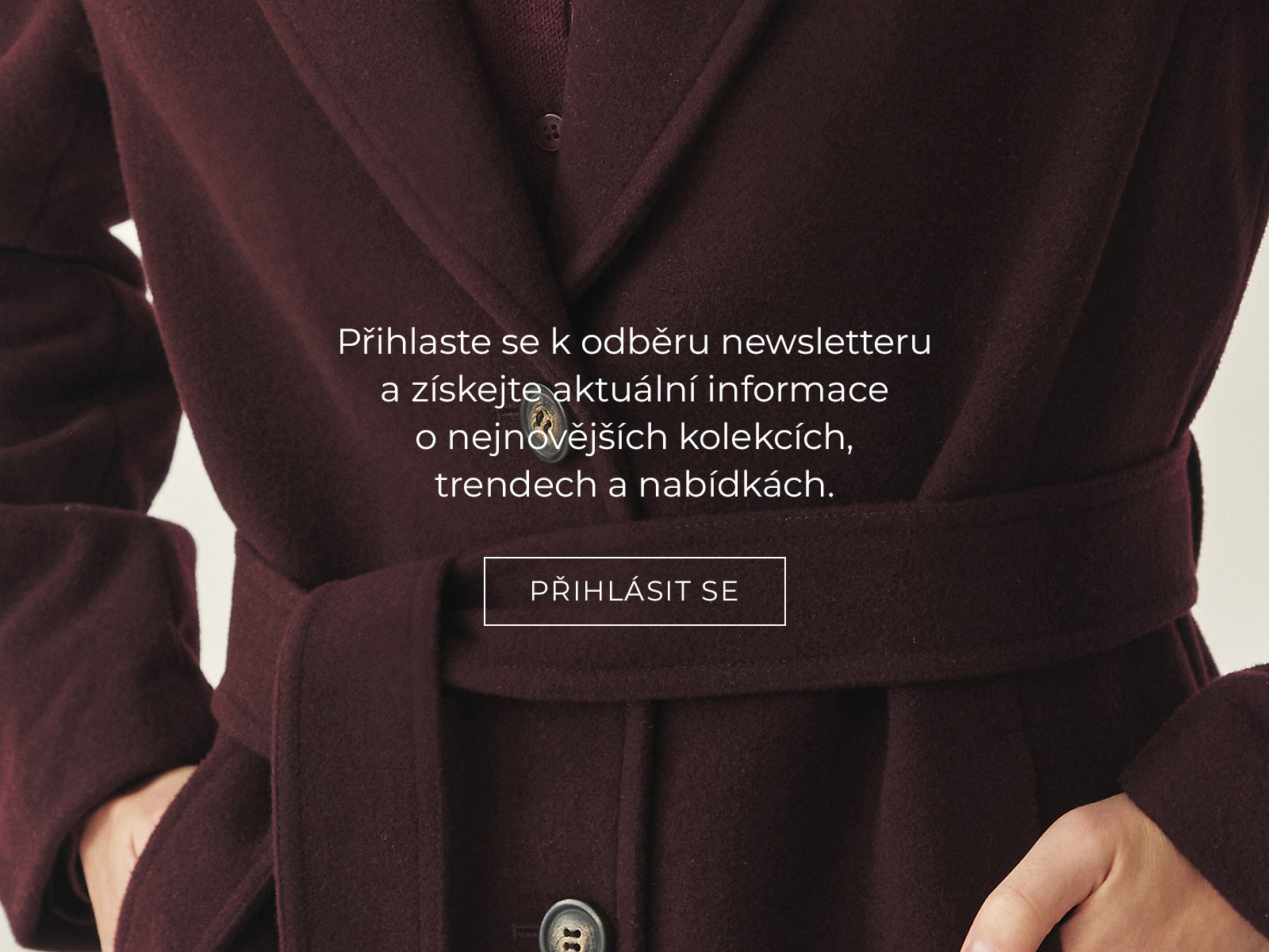 přiblížení na kabát a nápis s přihlášením k newsletteru