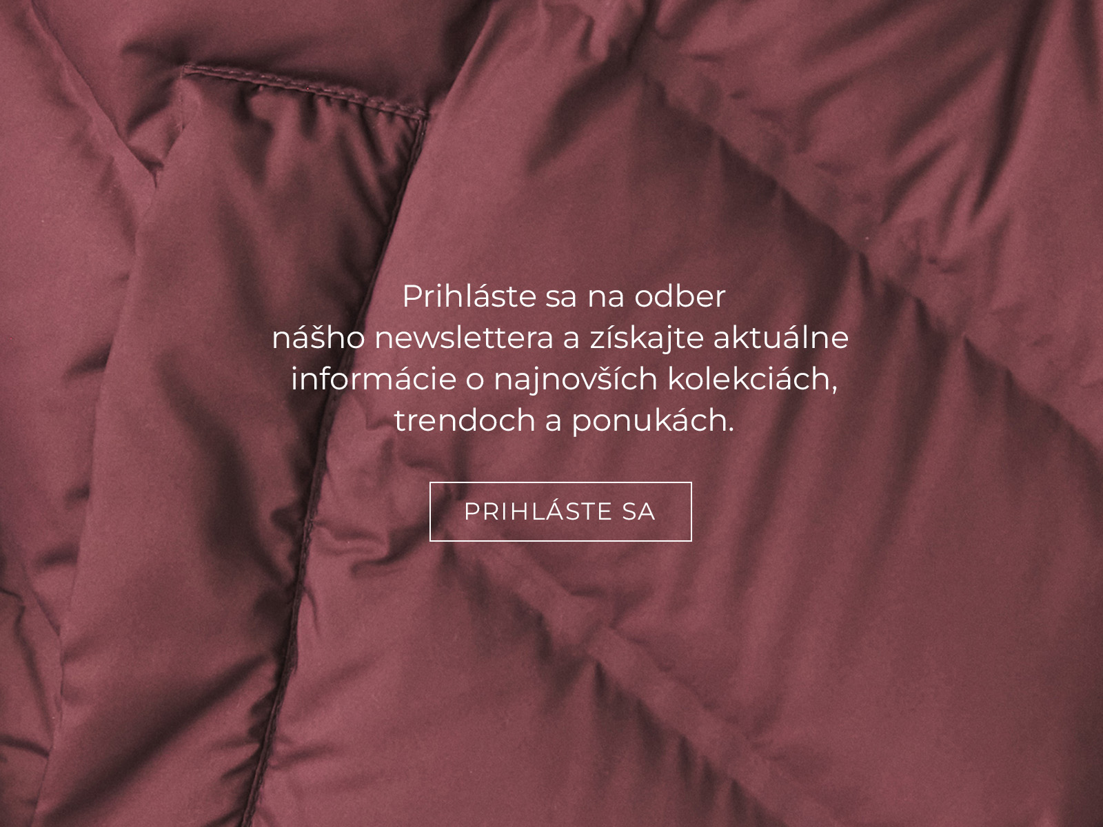 detail burgundskej dámskej péřovej bundy a prihláška k odberu noviniek