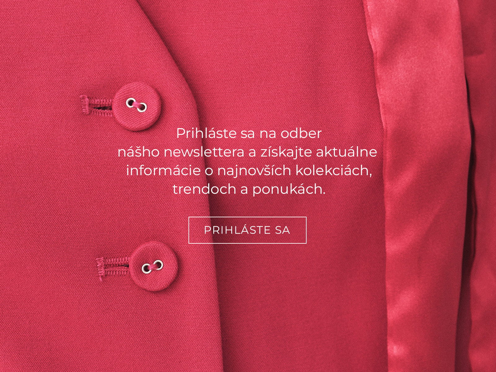 Detail červeného saka s nápisom vyzývajúcim na prihlásenie sa k odberu newslettera