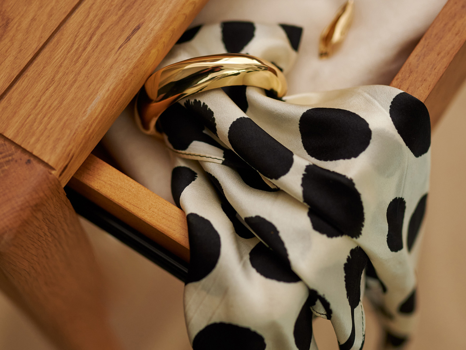 šatka uložená v zásuvke 