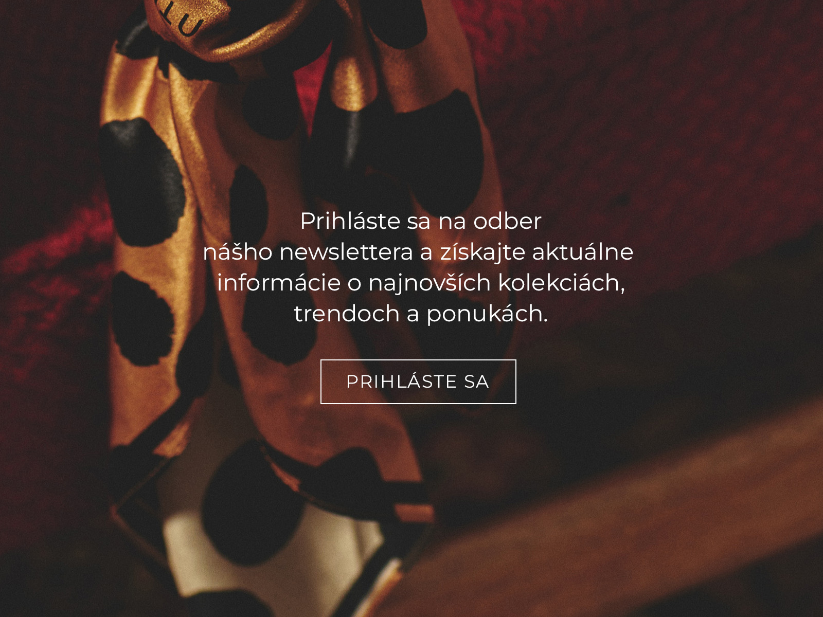 šatka prehodená cez plece a nápis nabádajúci ľudí, aby sa prihlásili k odberu noviniek