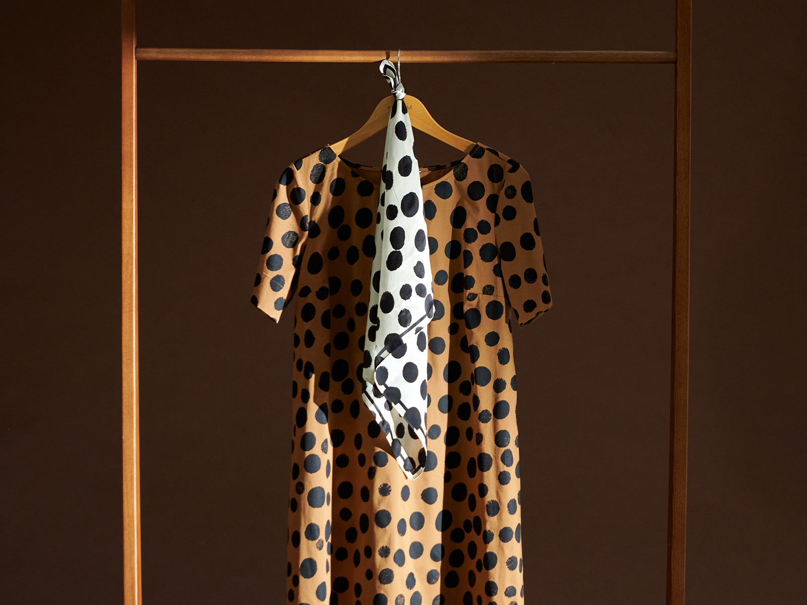 šaty a šatka visiace na vešiaku