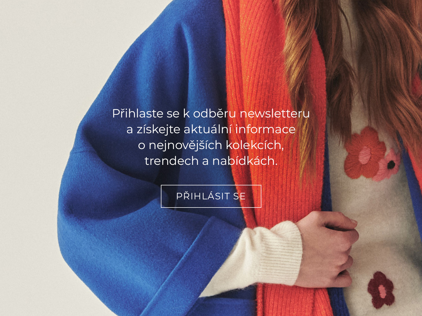 kabát, šátek s nápisem vybízejícím k přihlášení k odběru newsletteru