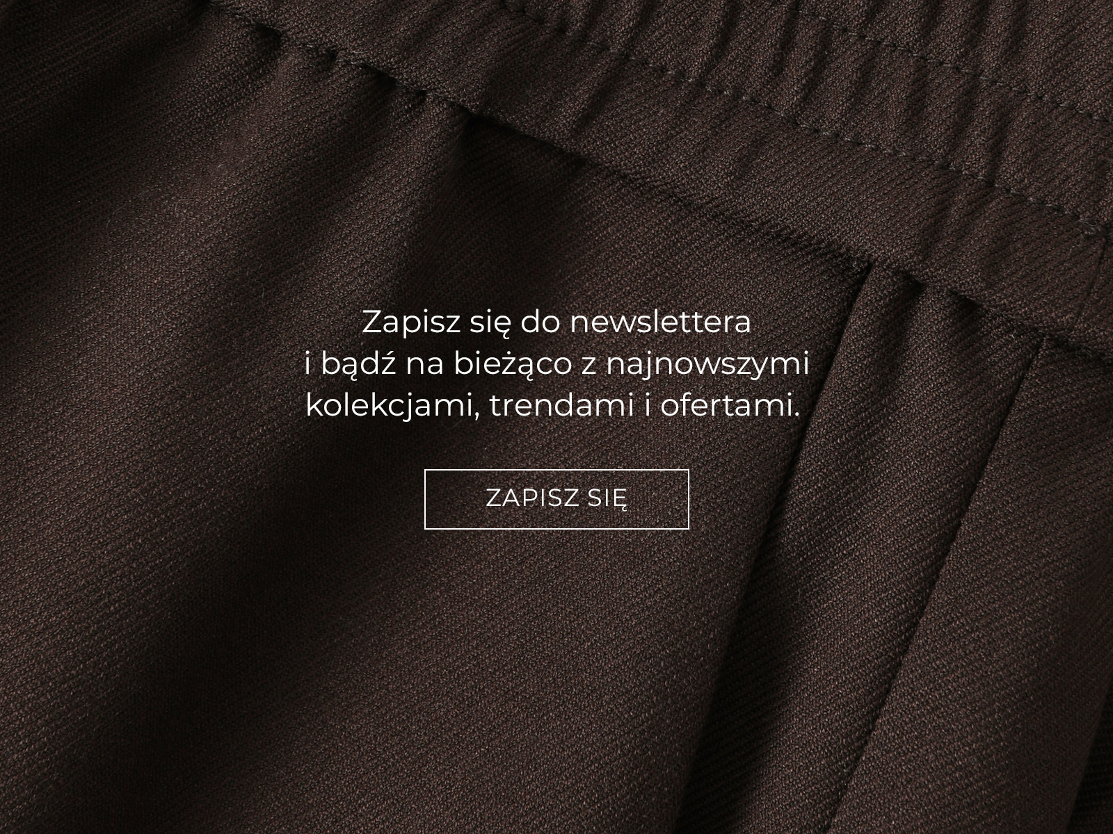 Zbliżenie na detal brązowych spodni z napisem do zapisania się do newslettera
