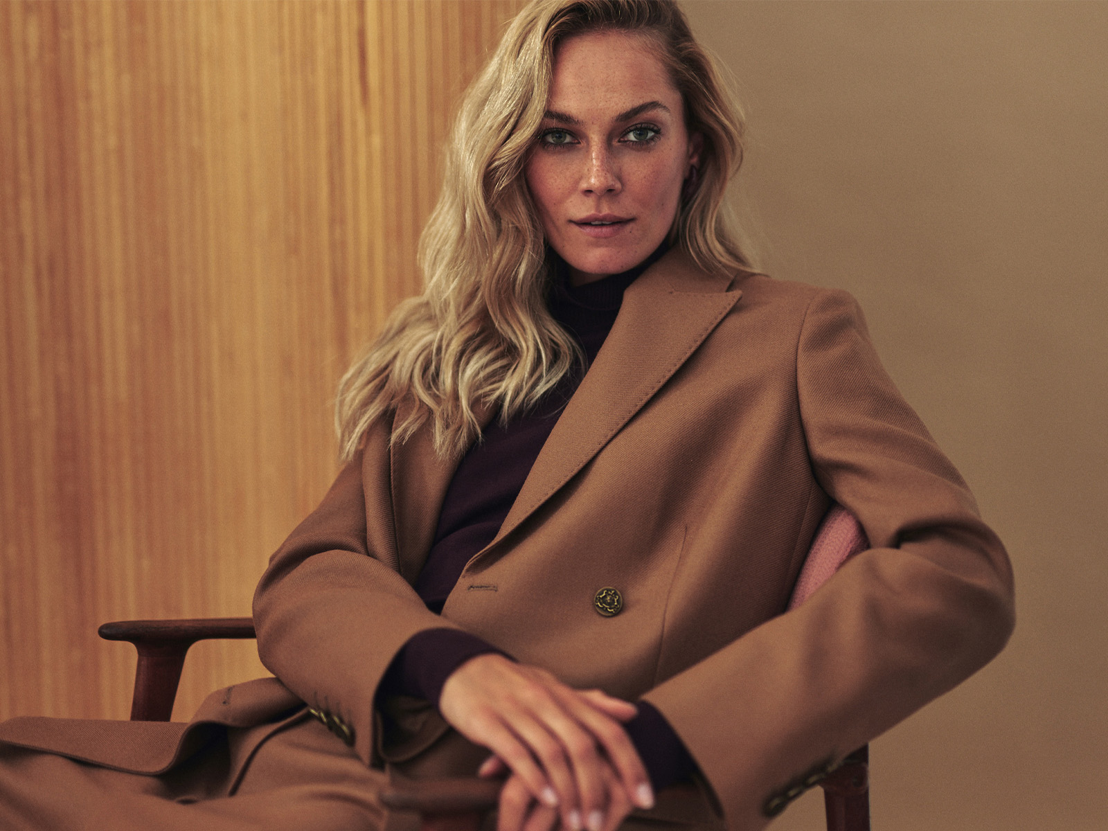 žena v hnědém dámském obleku