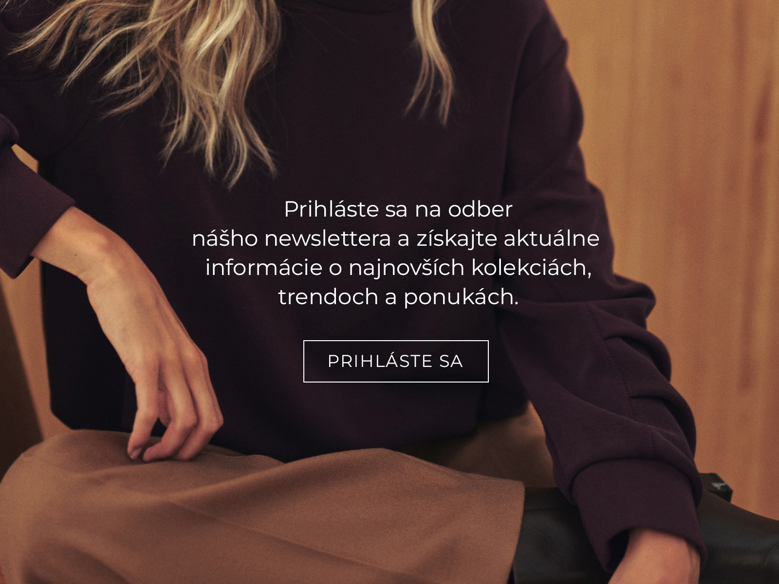 priblíženie na bordový sveter a nápis s prihlásením na newsletter