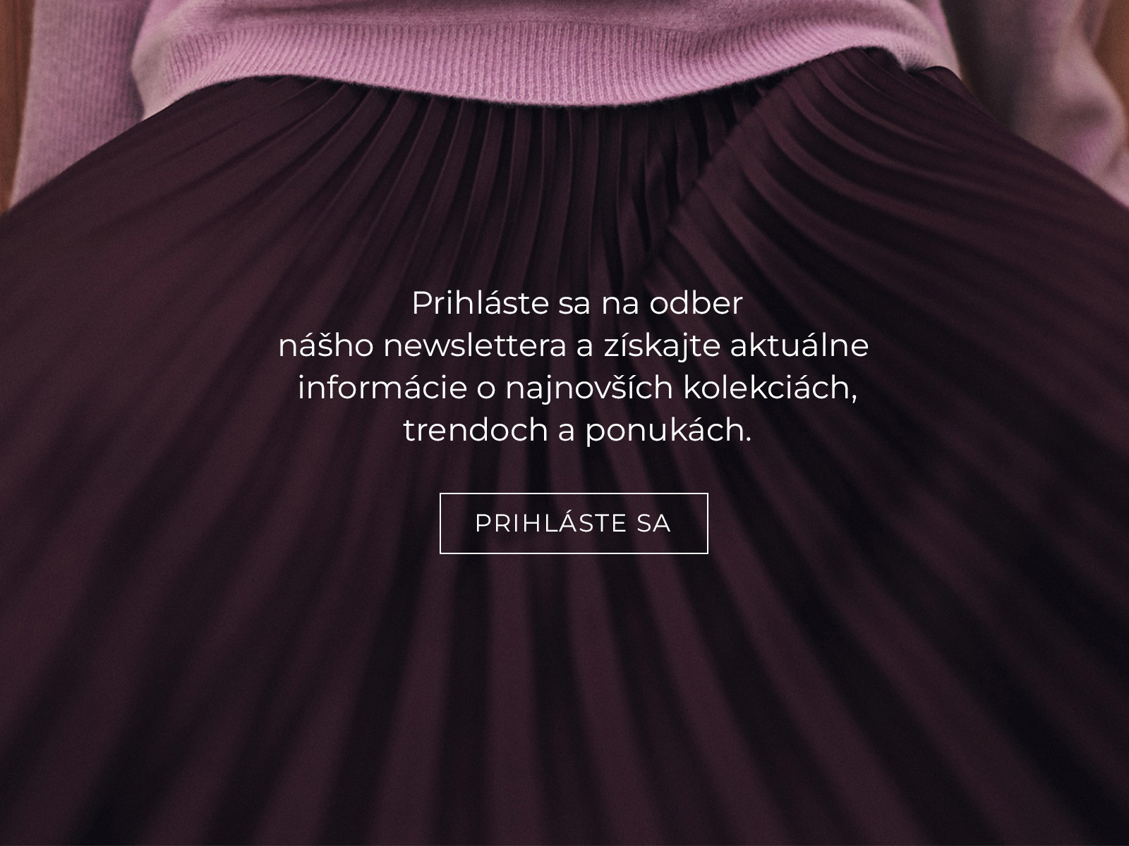 detail burgundskej plisovanej sukne a tabuľky s formulárom na odber novini