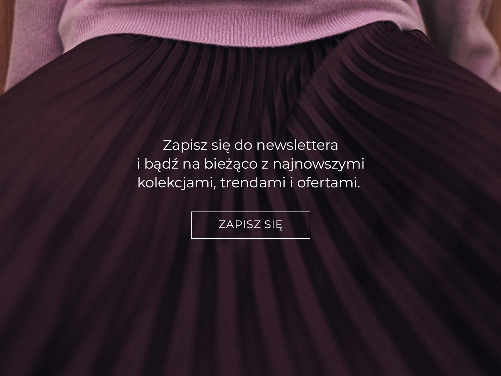 Zbliżenie na plisowaną spódnicę z napisem z zapisem do newslettera