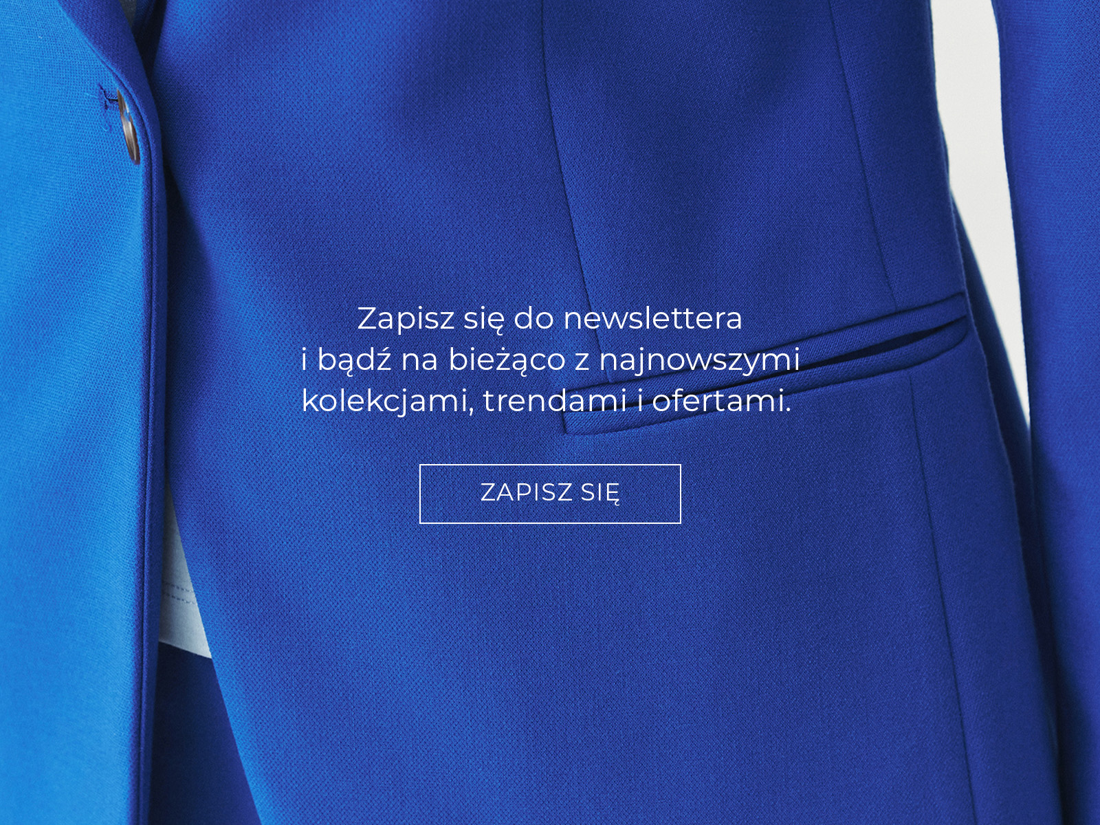 Zbliżenie na kobaltową marynarkę z napisem zachęcającym do zapisu na newsletter