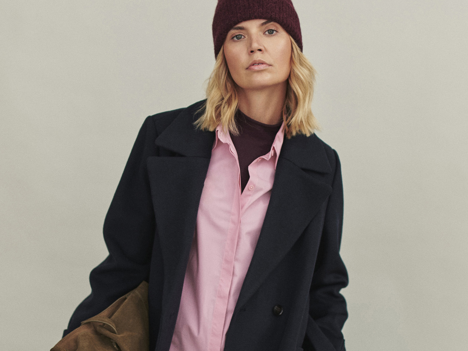 kobieta w jesiennej stylizacji, płascz, czapka, koszula