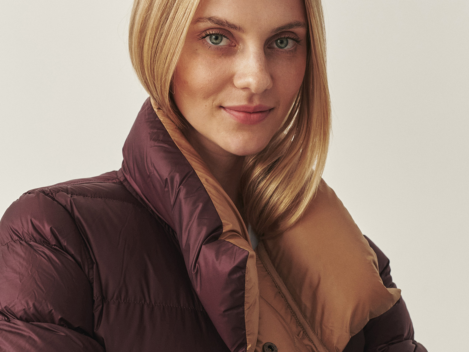 lekko uśmiechnięta kobieta w kurtce