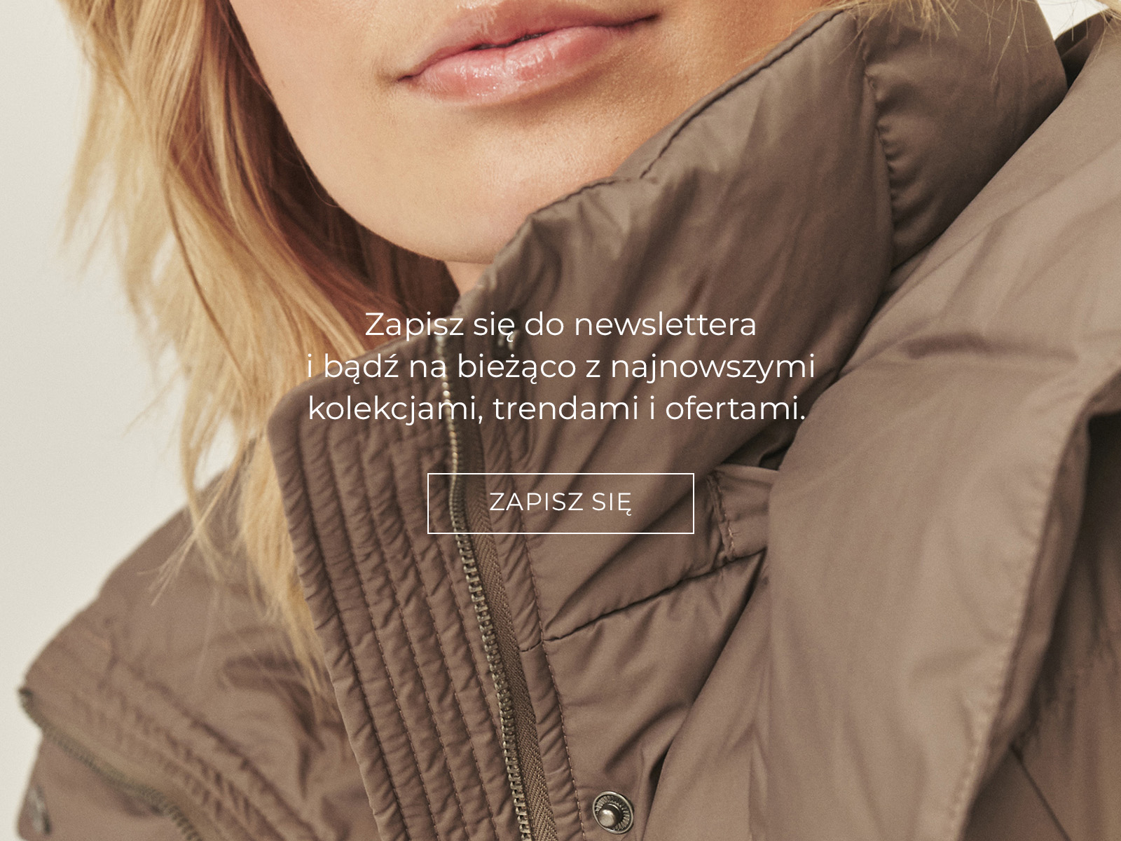 zbliżenie na kołnierz kurtki oraz napis zapis do newslettera