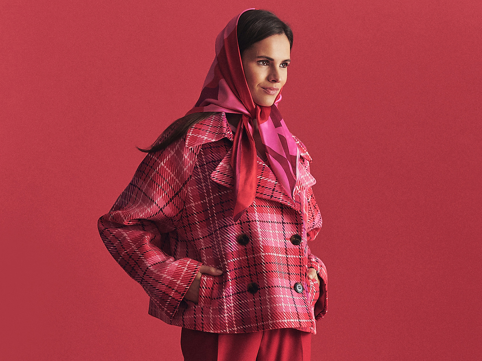 Kobieta w tweedowej kurtce