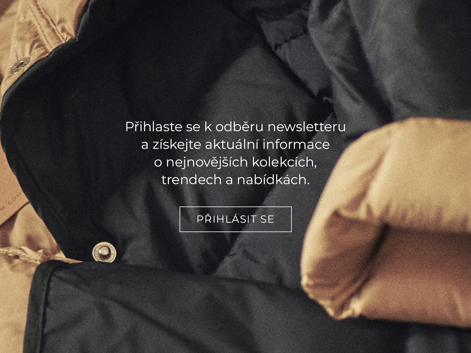 detailní záběr na bundu a nápis s možností přihlášení k odběru newsletteru