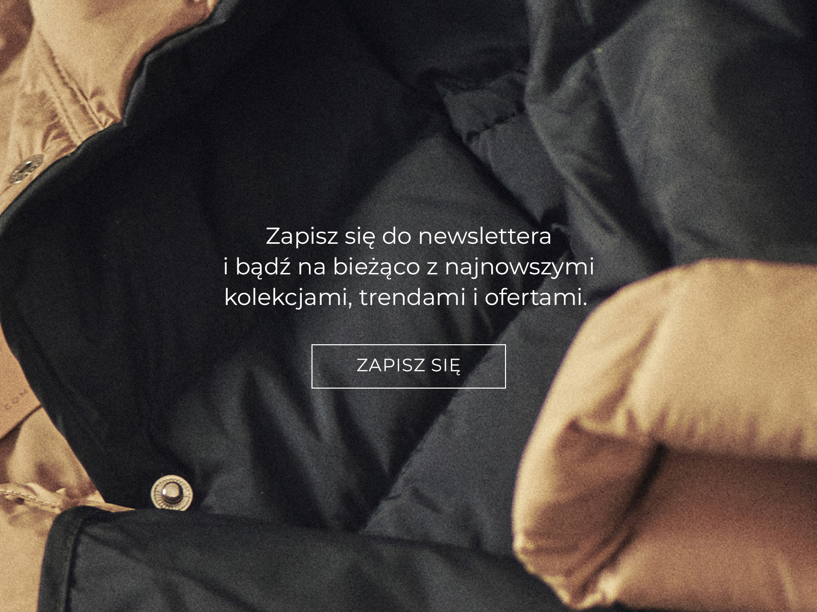 Zbliżenie na teksturę kurtki i napis z zapisem do newslettera