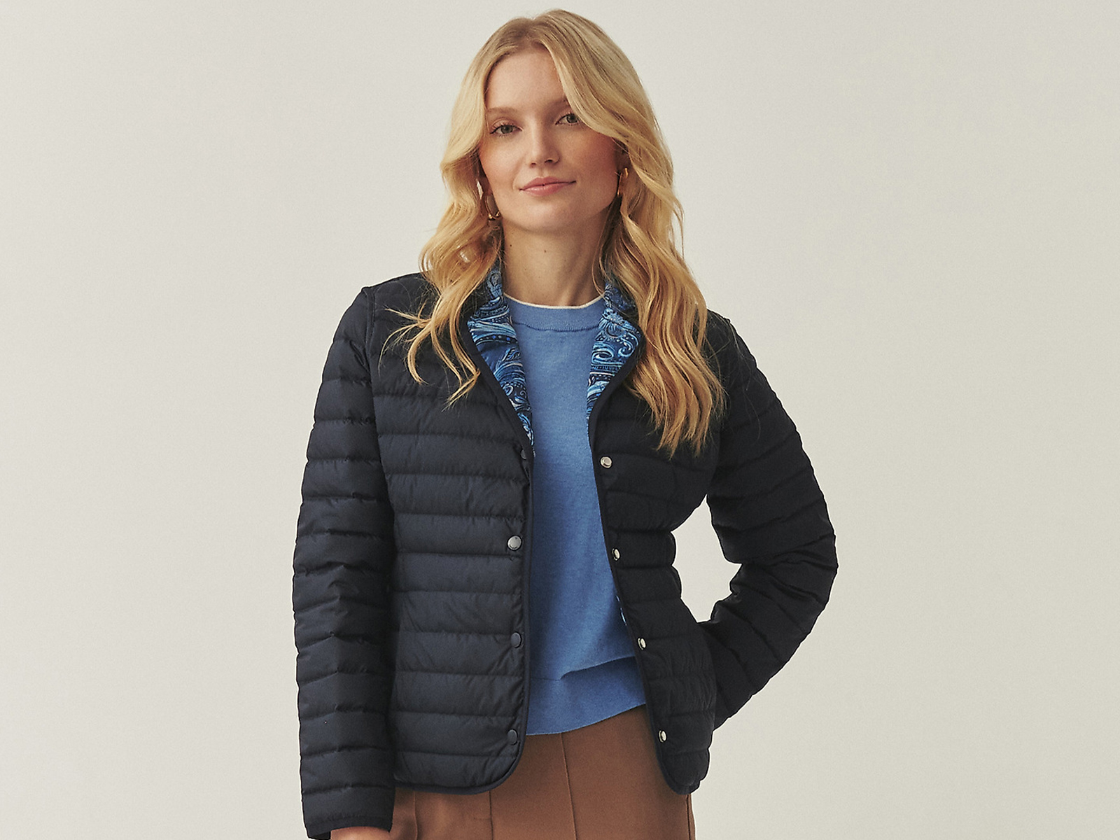 Kobieta w granatowej, pikowanej kurtce
