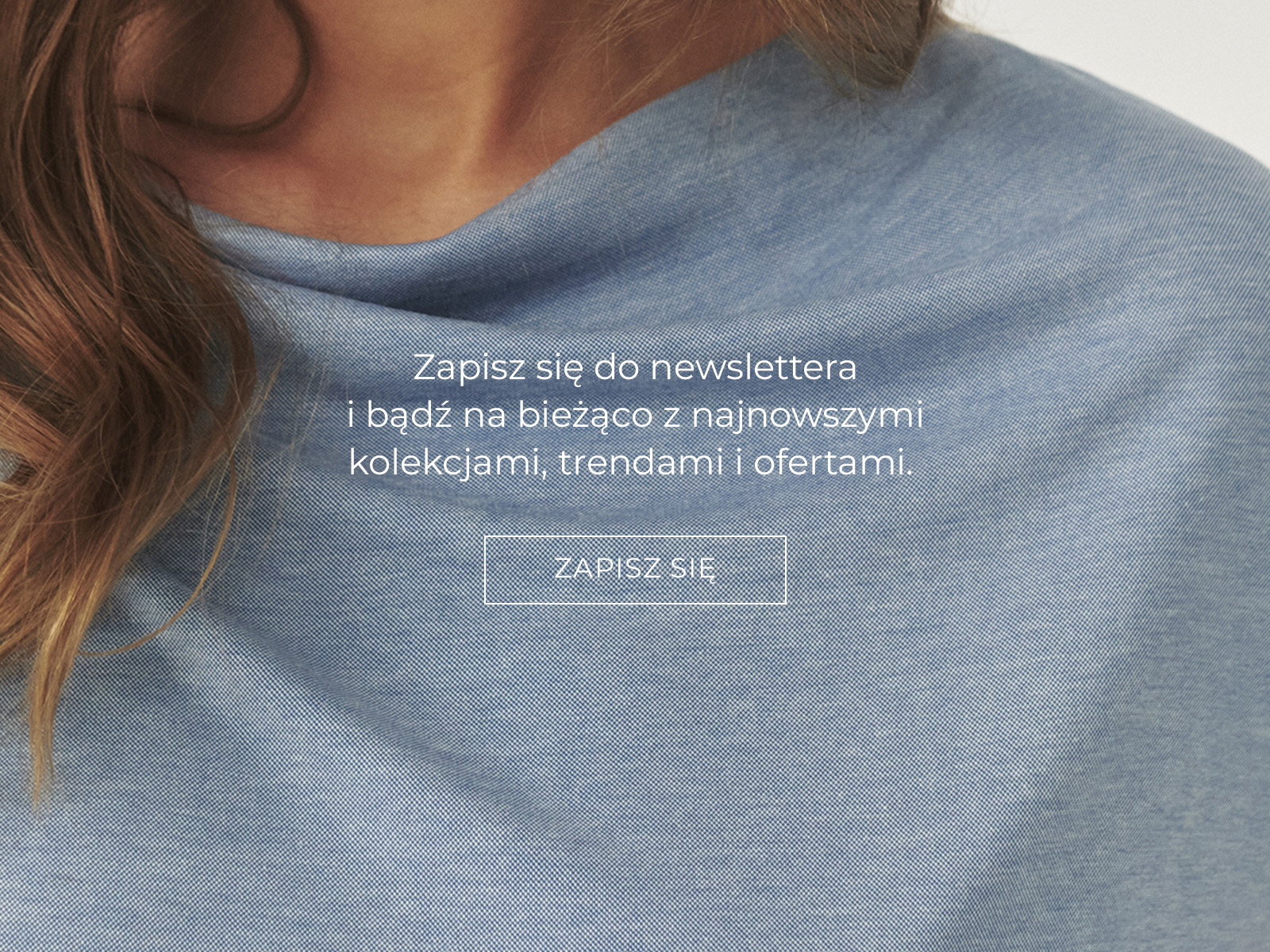 Zbliżenie na dekolt błękitnej sukienki z napisem zachęcającym do zapisu na newsletter