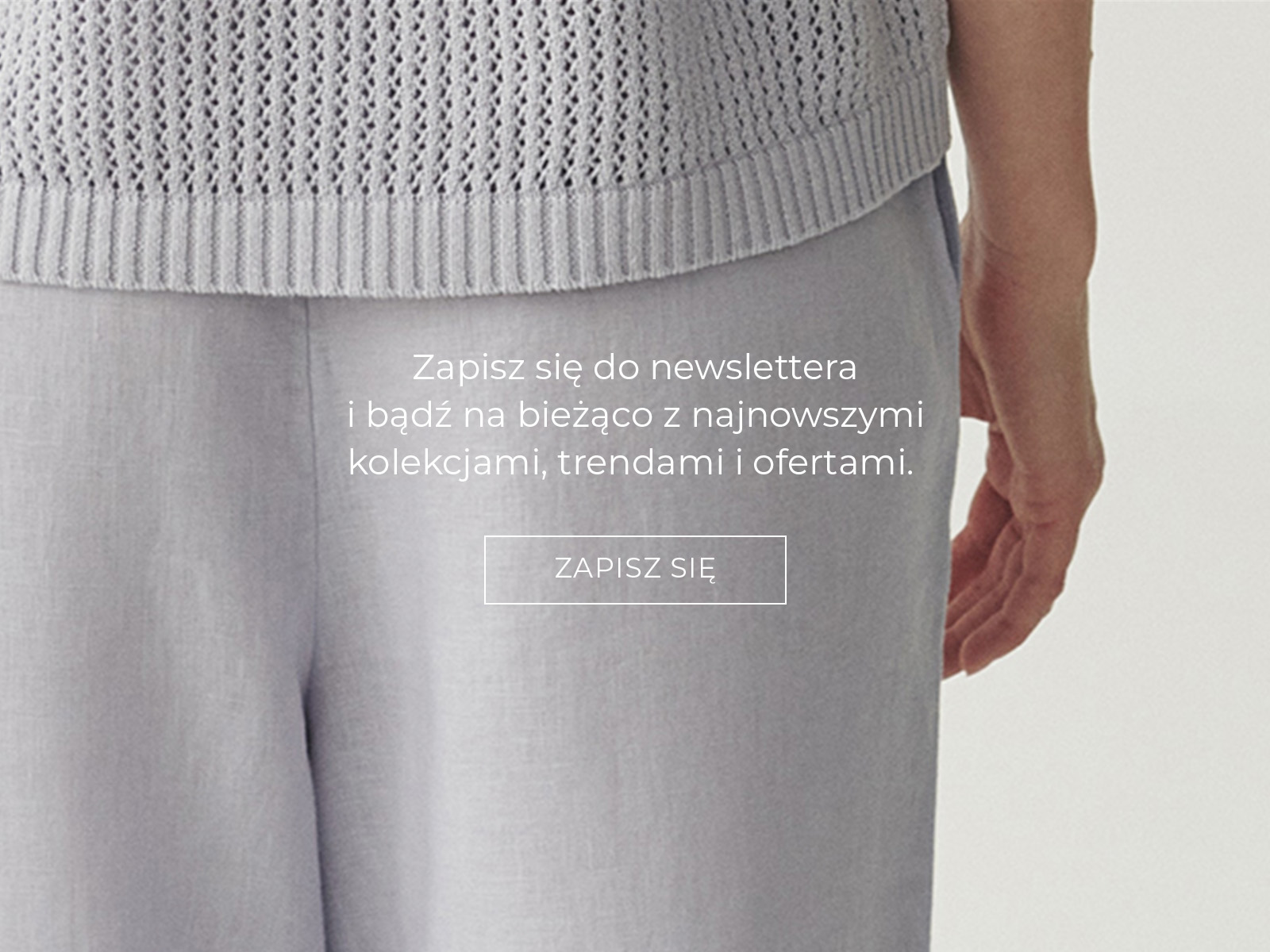 Zbliżenie na dolną część sylwetki w stylizacji z ażurowym swetrem i luźnymi, liliowymi spodniami; z napisem zachęcającym do zapisu na newsletter