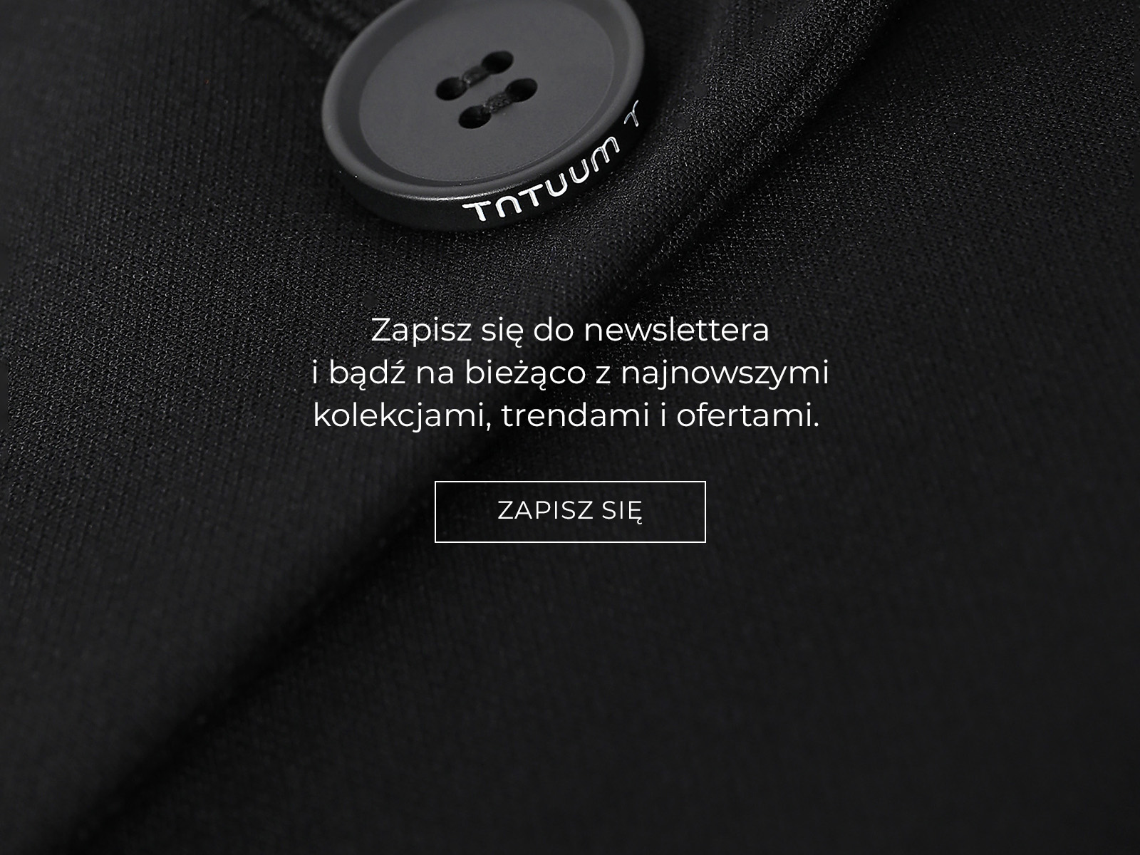 Zbliżenie na guzik marynarki i napis z zapisem do newslettera