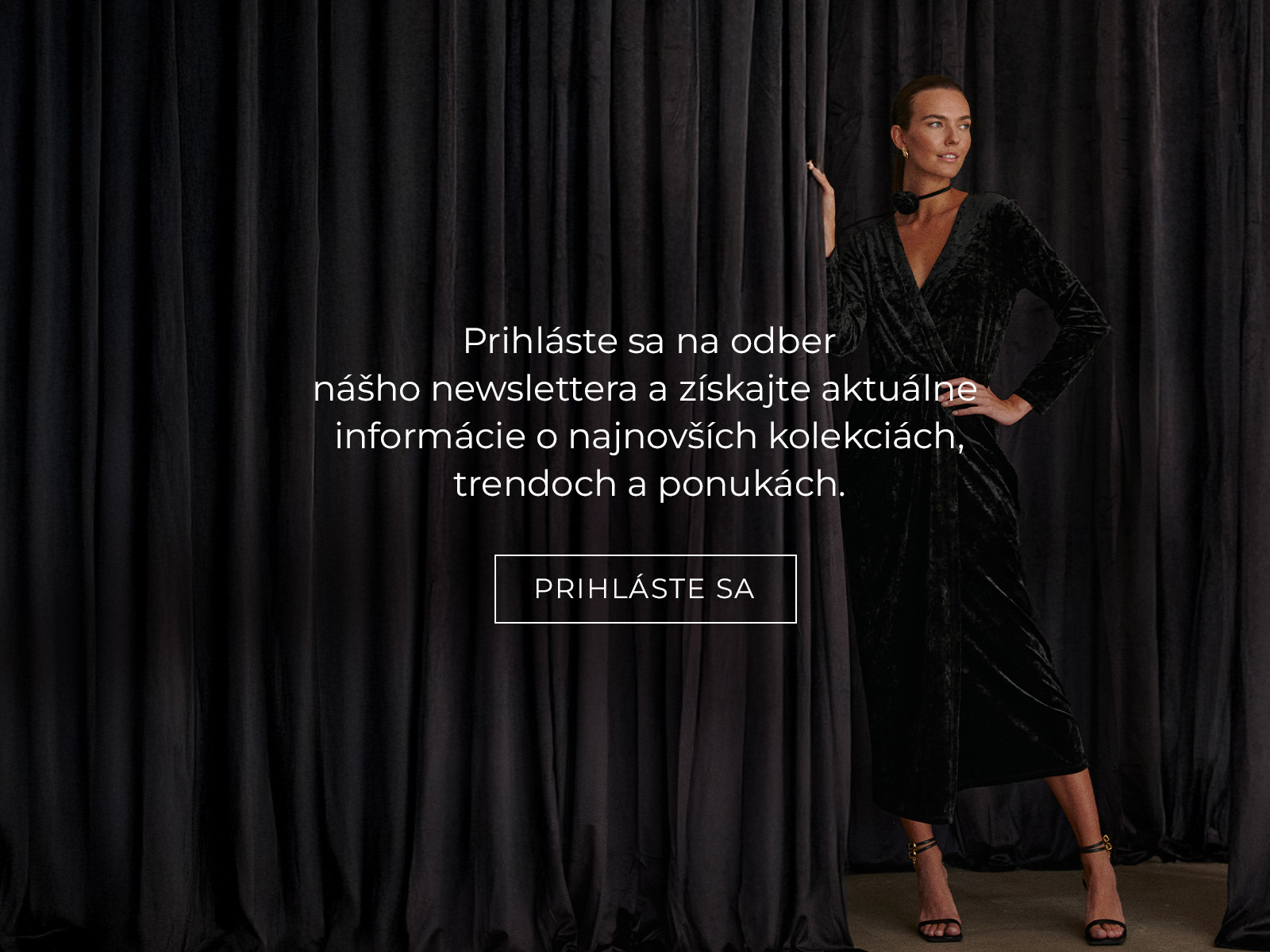 žena stojaca v šatách a správa povzbudzujúca ľudí, aby sa prihlásili k odberu noviniek