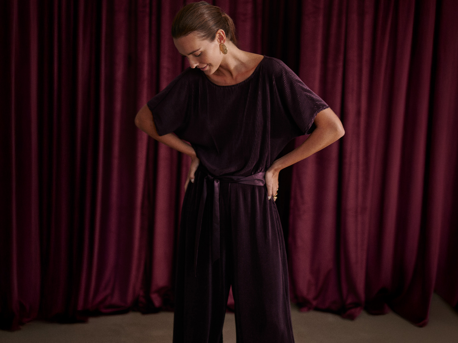 FEMEIE ÎMBRĂCĂMÂNTATĂ CU UN SALOPETĂ ELEGANTĂ