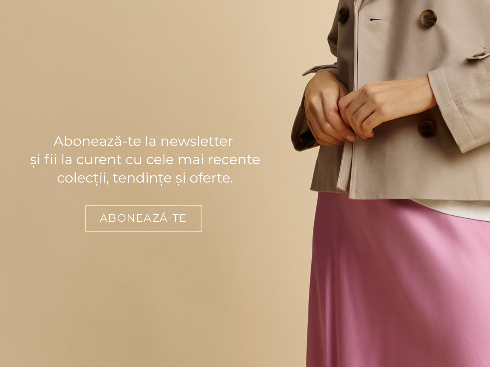 Detaliu de trench bej și fustă roz satinat, cu text promoțional despre abonarea la newsletter pe fundal bej.
