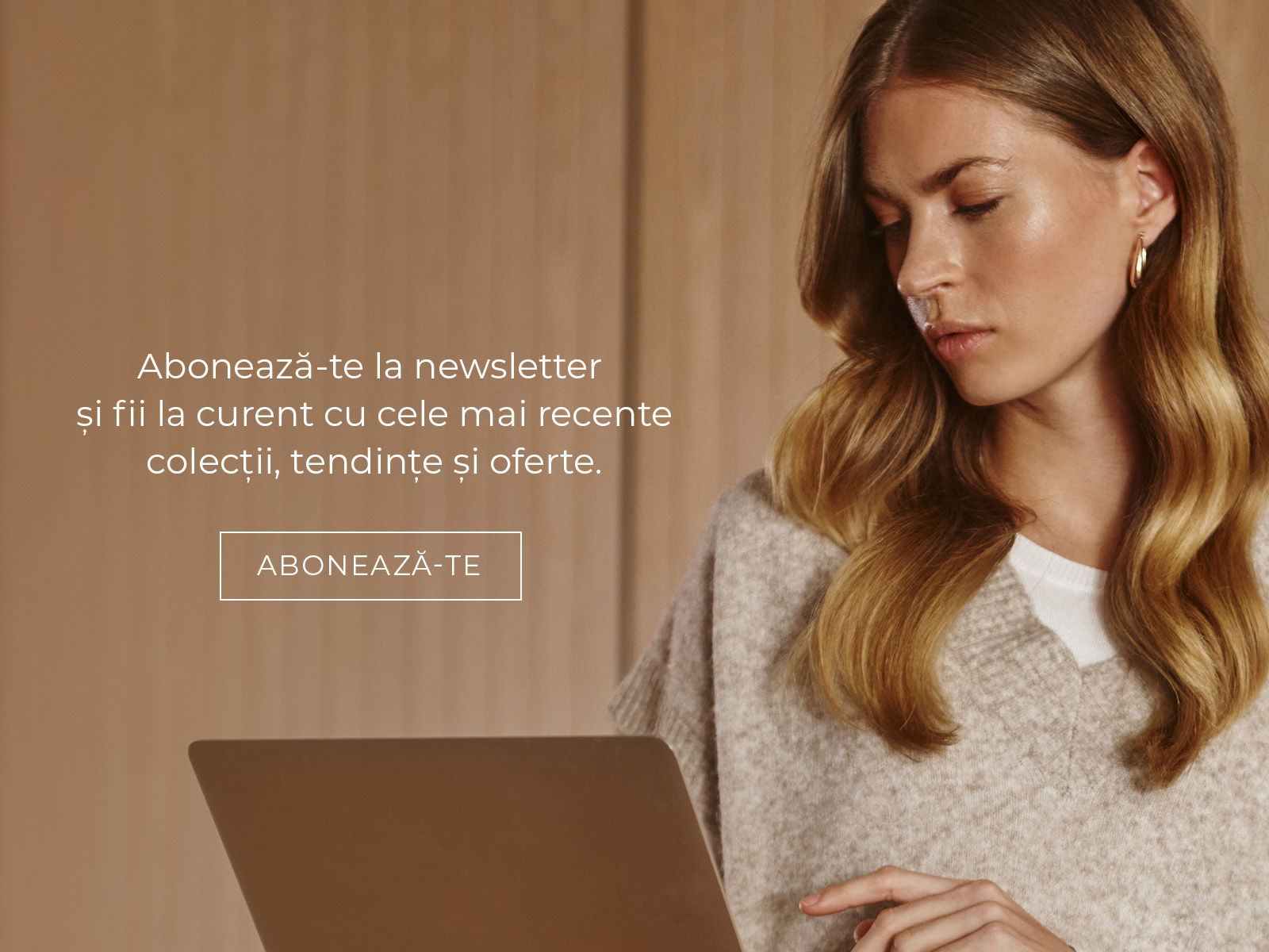 Femeie cu păr blond ondulat, purtând un pulover bej și tricou alb, privește un laptop; în fundal text promoțional pentru abonarea la newsletter.