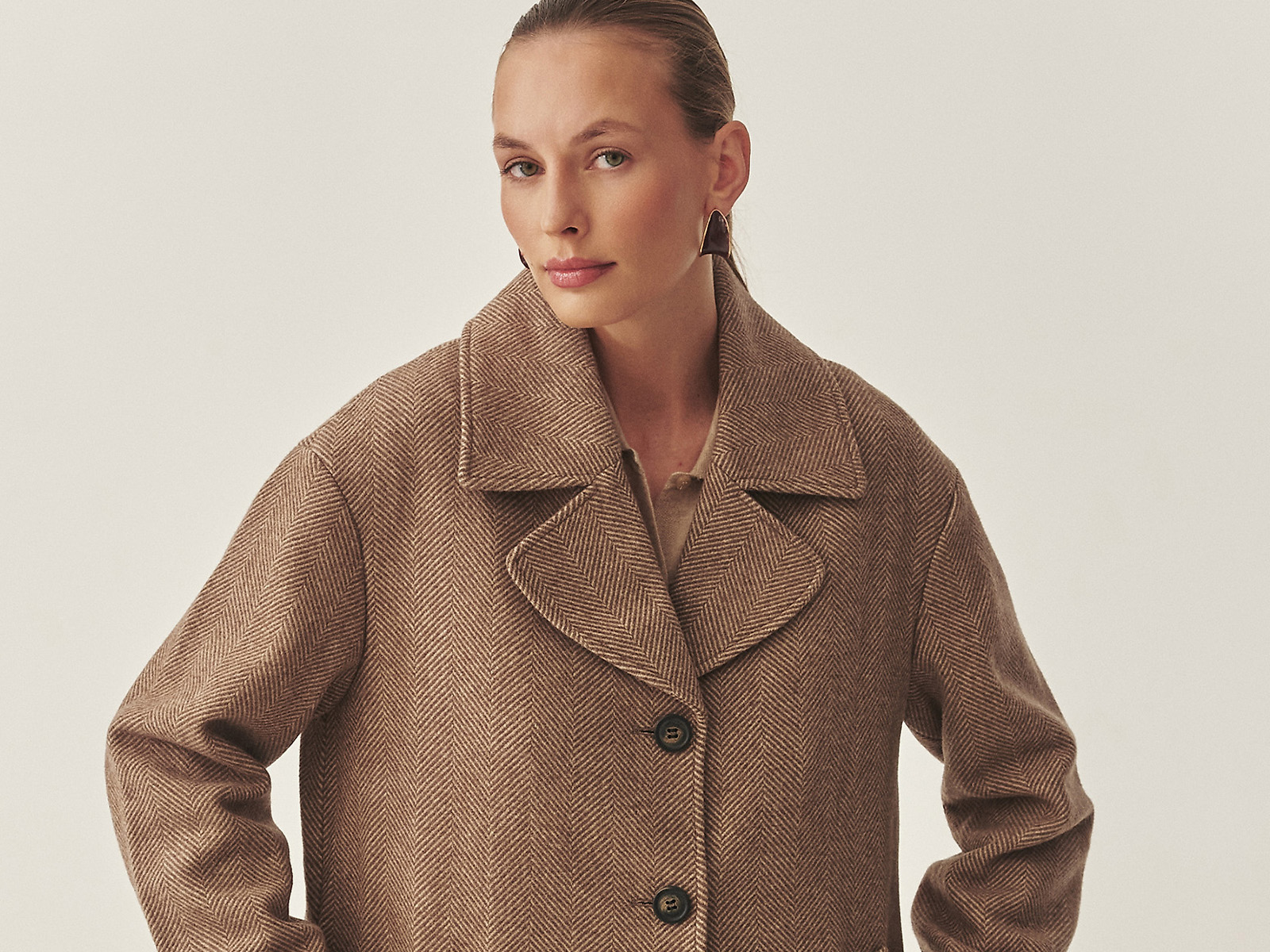 žena v béžovom vlnenom kabáte 