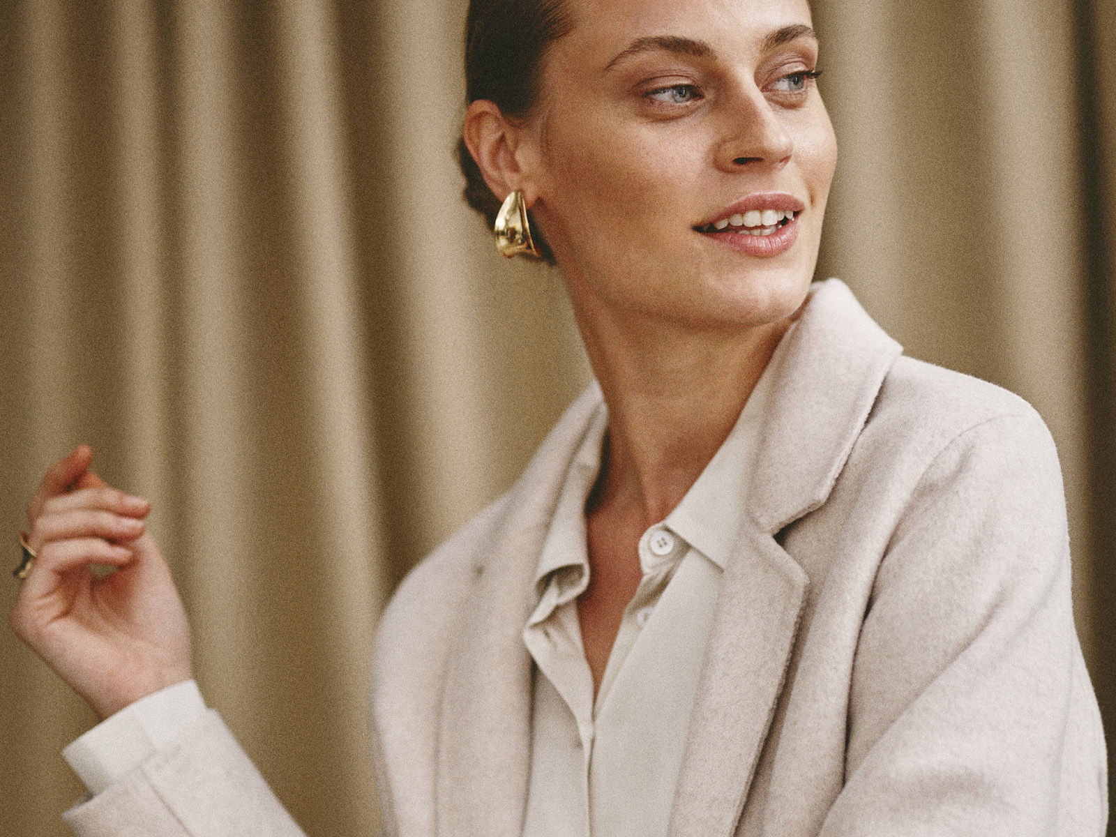 Kobieta w beżowym, eleganckim płaszczu