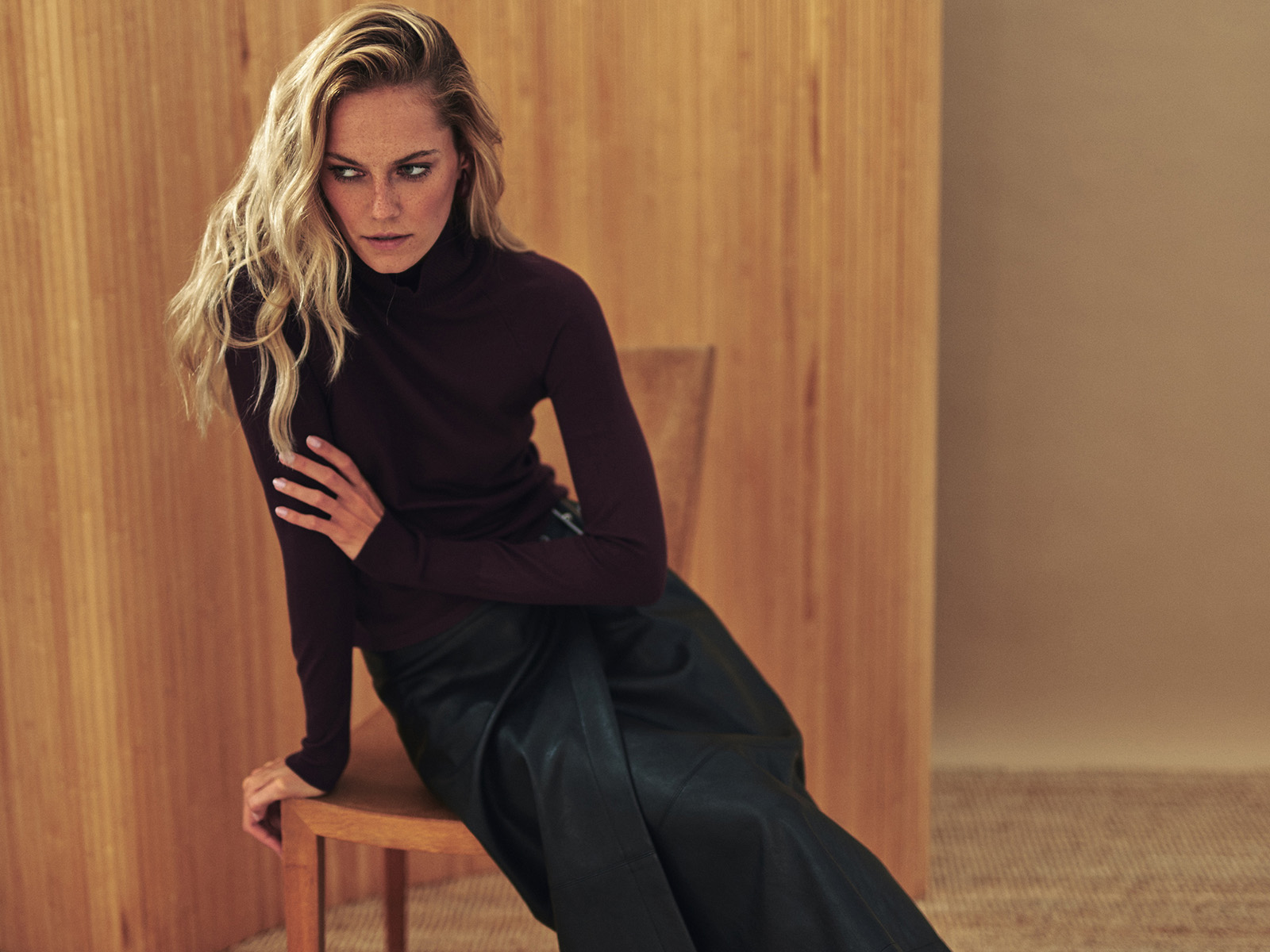 siedząca kobieta w spódnicy i bluzce