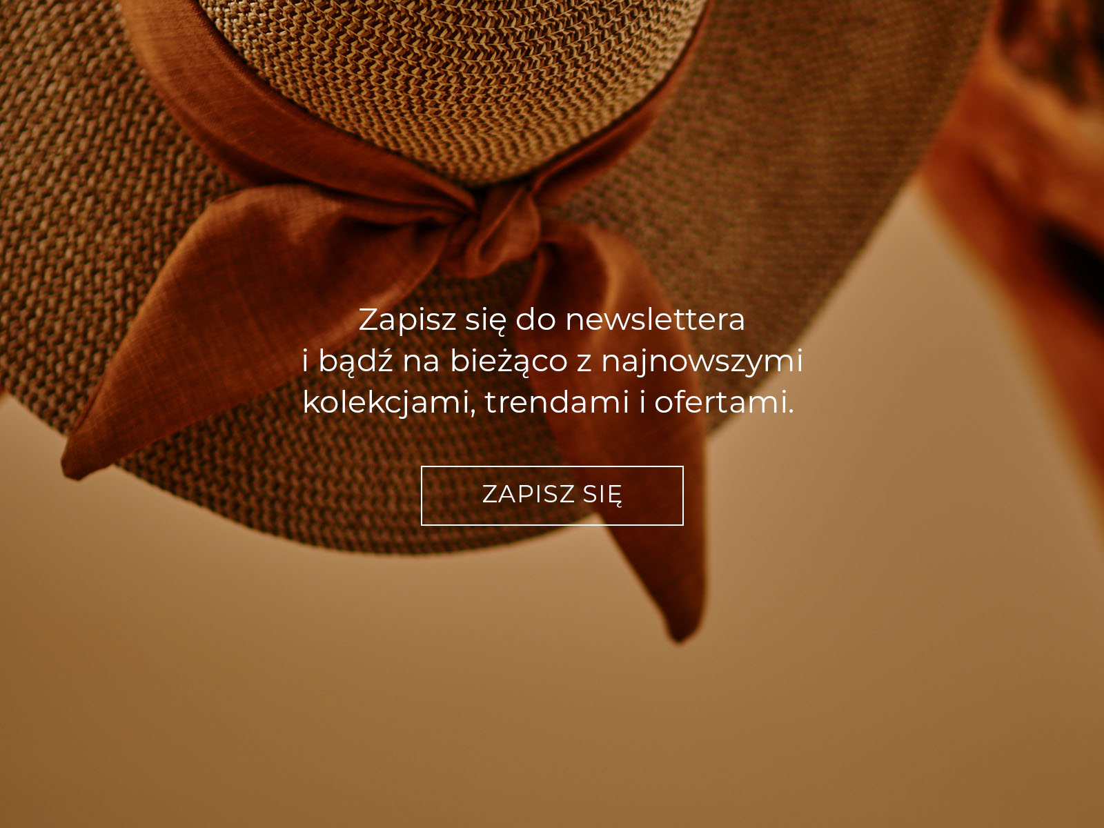 Zbliżenie na beżowy pleciony kapelusz z brązową wstążką i widocznym tekstem zachęcającym do zapisu na newsletter z nowościami, trendami i ofertami.