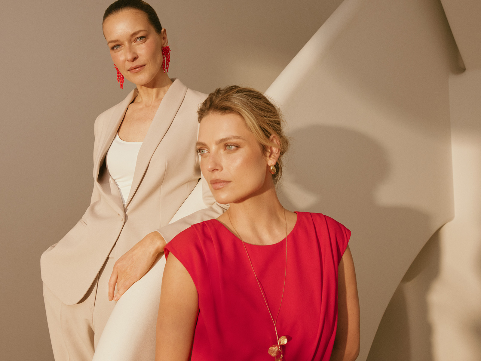 Power dressing w modzie. Co wyróżnia styl kobiet sukcesu?