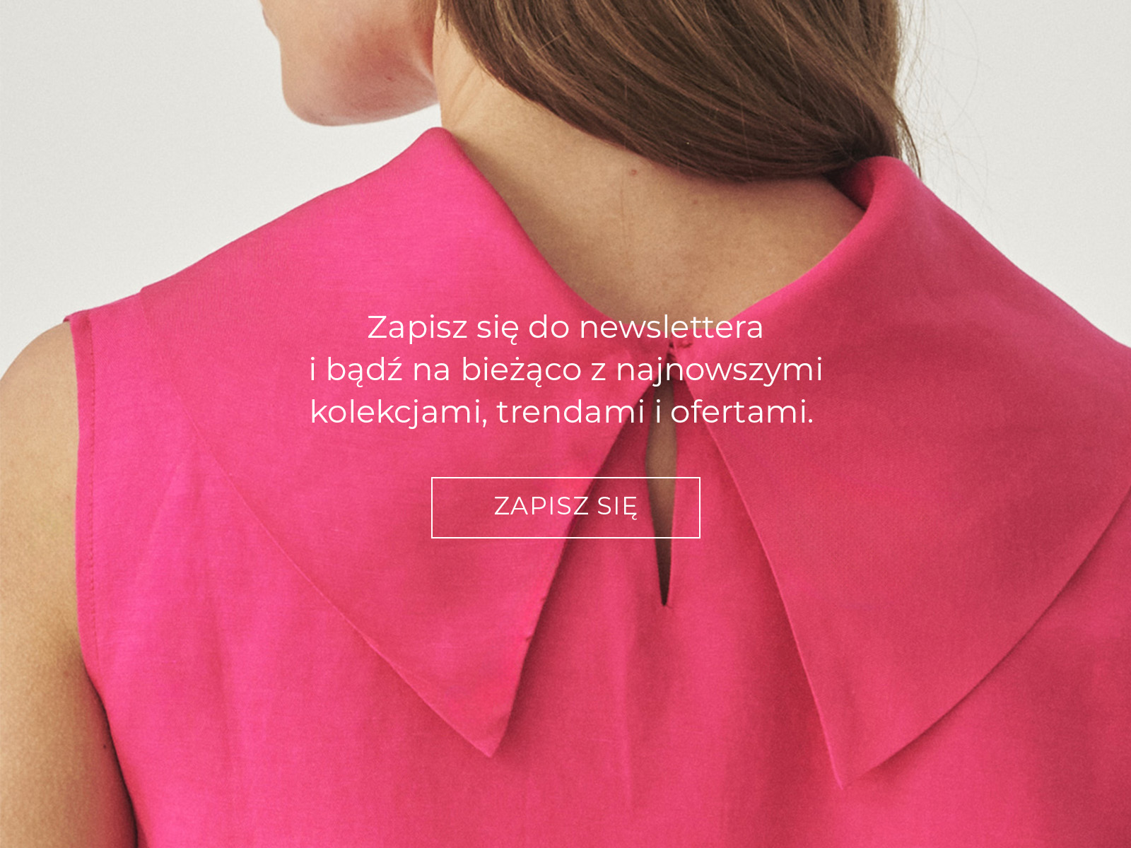 Zbliżenie na plecy kobiety w różowej sukience bez rękawów z szerokim kołnierzem; na zdjęciu tekst zachęcający do zapisania się na newsletter.